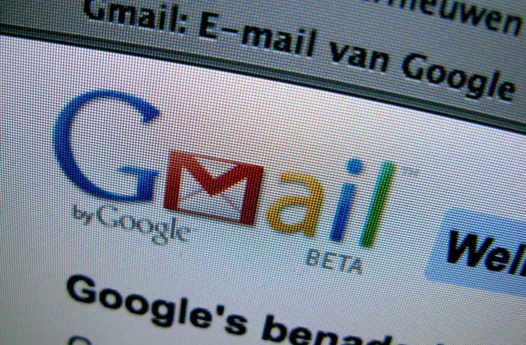 Zijn je e-mails nog wel veilig bij Gmail? Volgens Google zelf wel. Het bedrijf reageert in een verklaring tegenover Recode.net op de beschuldiging van de bekende blogger Michael Arrington. Die zegt "bijna zeker" te weten dat Google zijn e-mails heeft bekeken om de bron van een artikel te achterhalen. De bron in kwestie was werkzaam bij Google en lekte enkele jaren geleden informatie naar Arrington. Een paar weken later werd de bron door Google benaderd met de vraag of hij verantwoordelijk was voor het lek. Hij ontkende, maar kreeg toen een e-mail te zien waaruit bleek dat hij de bron van het artikel was. Daarop werd zijn dienstverband bij Google beëindigd. Omdat de bron geen mails verstuurde met een Gmail-adres, concludeert Arrington dat Google in zijn e-mailaccount moet hebben gekeken. De advocaat van Google, Kent Walker, ontkent dat de zoekgigant e-mails bekijkt. "Hoewel onze voorwaarden zulke toegang mogelijk juridisch toestaan, hebben we dit nog nooit gedaan en kan ik me niet voorstellen dat we een lek op deze manier zouden onderzoeken." Vorige week gaf Microsoft toe wél het Hotmail-account van een blogger te hebben doorzocht om erachter te komen wie Windows-versies had gelekt. Volgens het softwarebedrijf is dat volgens de algemene voorwaarden toegestaan.