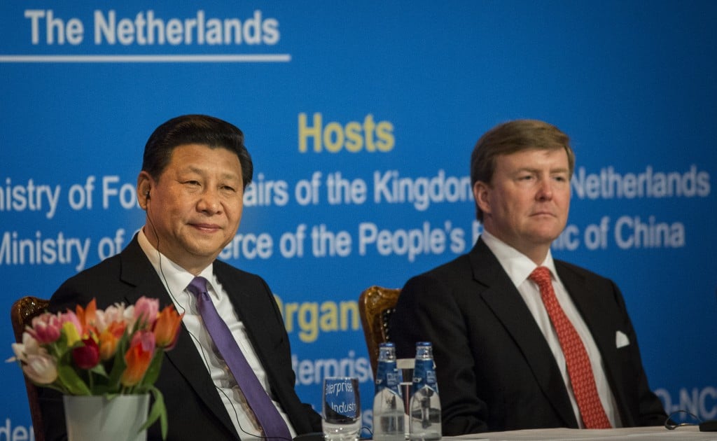 Nederlandse bedrijven hebben flink wat zakendeals afgetikt tijdens het staatsbezoek van de Chinese president Xi Jinping. Tijdens het staatsbezoek van de Chinese president Xi Jinping is voor een bedrag van ruim 2 miljard dollar, omgerekend circa 1,5 miljard euro, aan contracten met het Nederlands bedrijfsleven getekend. Een woordvoerder van minister Lilianne Ploumen (Buitenlandse Handel) heeft dat zondag gezegd. Er werden contracten getekend met onder meer KLM en met de zuivelsector. Xi bracht zaterdag en zondag en staatsbezoek aan Nederland. Hij werd vergezeld door een handelsdelegatie uit zijn land. De Chinese president was onder meer aanwezig op een economisch forum in Noordwijk. Hij neemt ook deel aan de nucleaire top in Den Haag.