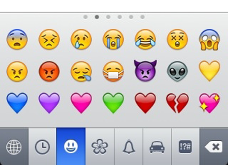 Apple is van plan om de emoticons op de iPhone aan te passen. Ze moeten multicultureler worden. Muziekzender MTV stuurde een e-mail naar Apple-topman Tim Cook om te vragen of hij meer gekleurde emoticons beschikbaar wil stellen op de iPhone. Aanleiding voor de e-mail was een tweet van zanger en acteur Tahj Mowry. [google-drive number='1'] Ook zangeres Miley Cyrus klaagde al eerder op Twitter over het gebrek aan multiculturele emoticons op de iPhone. Unicode-standaard MTV kreeg binnen een dag antwoord van Apple. Topman Cook las de mail en stuurde hem door naar Katie Cotton, verantwoordelijk voor de wereldwijde communicatie van Apple. De reden dat er slechts twee gekleurde emoticons zijn, heeft volgens haar te maken met de Unicode-standaard, een internationale standaard voor de codering van binaire codes naar grafische tekens en symbolen. Emoticons van verschillende merken telefoons zijn allemaal gebaseerd op deze standaard, zodat plaatjes op ieder platform er hetzelfde uitzien. Cotton en Cook zijn het eens met de kritiek op de huidige emoticons. "Er moet meer diversiteit zijn in de emoticon-karakterset. We werken momenteel nauw samen met het Unicode Consortium en proberen deze standaard te vernieuwen." Hoewel gekleurde emoticons nog niet beschikbaar zijn, kwam Apple in iOS 6 wel met nieuwe iconen, onder meer met plaatjes van homoseksuele stelletjes. Op telefoons van andere merken zoals Samsung zijn vanwege de Unicode-standaard ook geen multiculturele emoticons beschikbaar.