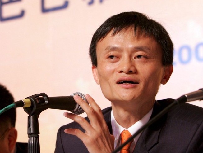 De Chinese internetmarktplaats Alibaba onderneemt veel te weinig om illegale handelspraktijken aan banden te leggen. Er worden volop namaakartikelen en goederen van bedenkelijke kwaliteit aangeboden, zonder dat daar controle op wordt uitgeoefend. Dat staat in een rapport dat de Chinese toezichthouder op het gebied van industrie en handel SAIC woensdag heeft gepubliceerd. Volgens SAIC is Alibaba al geruime tijd zeer laks in het toelaten van handelaren op zijn handelsplatform, waardoor fraude en bedrog aan de orde van de dag zijn. Dat ondermijnt niet alleen de geloofwaardigheid van het bedrijf zelf, maar plaatst ook andere internetverkopers die wel op een eerlijke manier hun brood willen verdienen in een kwaad daglicht, aldus de toezichthouder. Beursgang Alibaba kwam ertussen SAIC besprak de problemen al in juli met Alibaba, maar publiceerde het rapport toen niet omdat het bedrijf bezig was een beursgang in de Verenigde Staten voor te bereiden. Die vond uiteindelijk plaats in september en was met een opbrengst van ruim 25 miljard dollar de grootste marktintroductie aller tijden. Alibaba heeft nog niet op het rapport gereageerd. Dochterbedrijf Taobao sloeg in een verklaring wel van zich af. Het stelde dat het geen dader maar slachtoffer is als het om namaakartikelen gaat, en dat het alles doet om te voorkomen dat die via zijn website worden aangeboden. Ook kondigde Taobao gerechtelijke stappen aan tegen het hoofd van SAIC.