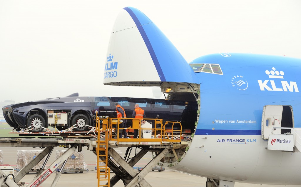 Air France-KLM heeft vorige maand meer passagiers en vracht vervoerd dan een jaar eerder. Dat meldde de Frans-Nederlandse luchtvaartcombinatie maandag (pdf). Air France-KLM zag het passagiersvervoer in maart met 0,3 procent stijgen tot 6,3 miljoen reizigers. Het aantal beschikbare stoelen nam met 1,5 procent toe, waarbij de totale bezetting uitkwam op 83,1 procent. Dat was 1,2 procentpunt minder dan in maart 2013. De vraag naar vrachtvervoer nam met 2,7 procent toe. De bezettingsgraad van de vrachtvliegtuigen verbeterde met 2,7 procentpunt tot 67,7 procent.