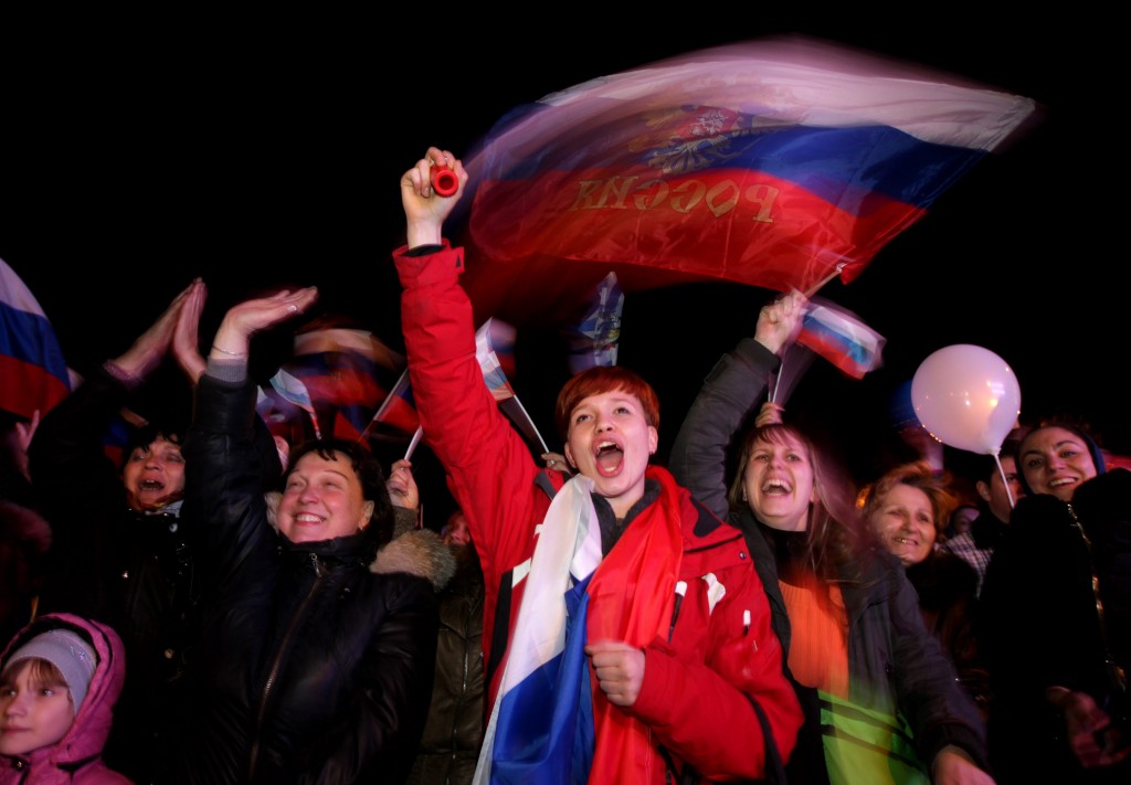 Het referendum op de Krim heeft zondag vrijwel alleen maar stemmers getrokken die vóór aansluiting bij Rusland hebben gestemd. Hiermee komt ook de internationale isolatie van Rusland een stap dichterbij. 95,5 procent van de inwoners van de Krim wil dat het autonome schiereiland in Oekraïne onderdeel wordt van Rusland. Dat is het voorlopige resultaat van het referendum nu de helft van de stemmen is geteld, zo heeft de referendumcommissie zondagavond aan Russische media laten weten.