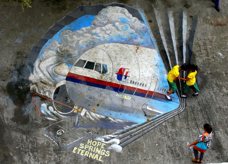 Vlucht MH370 van Malaysia Airlines is in de nacht van 8 op 9 maart mogelijk gecrasht door een zelfmoordactie. Dit hebben ‘welingelichte kringen’ gemeld, zo schrijft de Britse krant The Telegraph dinsdag. Het onderzoeksteam zegt dat het "zeer onwaarschijnlijk" is dat een technisch mankement of brand de communicatieapparatuur in een keer heeft uitgeschakeld en zorgde voor een koerswending van 180 graden. Ook het vervolg van de vlucht, die naar schatting nog zeven uur duurde (acht uur in totaal) en eindigde in het water van de Indische Oceaan, zou alleen door menselijk handelen kunnen zijn uitgevoerd. Als deze interpretatie klopt is een van beide piloten de meest voor de hand liggende 'verdachte'. Maar speurwerk in het leven van zowel de gezagvoerder als de co-piloot heeft hiervoor nog geen enkel bewijs opgeleverd. Geen overlevenden De regering van Maleisië maakte maandag bekend dat op basis van satellietgegevens vaststaat dat de Boeing 777-200ER in de zuidelijke Indische Oceaan is neergekomen en dat alle 239 inzittenden daarbij om het leven zijn gekomen. Analyse van de route en de communicatie geven aan dat het toestel "op rationele wijze" werd bestuurd, zeggen de bronnen tegen The Telegraph. "Dit was een bewuste actie door iemand aan boord die precies wist wat hij moest doen. Maar over motieven tasten we in het duister." Nog geen wrakstukken gevonden Hoewel de koers van de MH370 aan de hand van satellietgegevens van het Britse Inmarsat en de Britse onderzoeksraad AAIB (Air Accidents Investigation Branch) goed te traceren bleek, is in het gebied waar de Boeing moet zijn neergestort nog steeds geen enkel wrakstuk gevonden. Het gaat om een zeer uitgebreid wateroppervlak. Vliegtuigen en schepen uit verscheidene landen zijn al dagen op zoek naar de crashlocatie in zware weersomstandigheden. Volg de luchtvaartsector op Luchtvaartnieuws.nl.