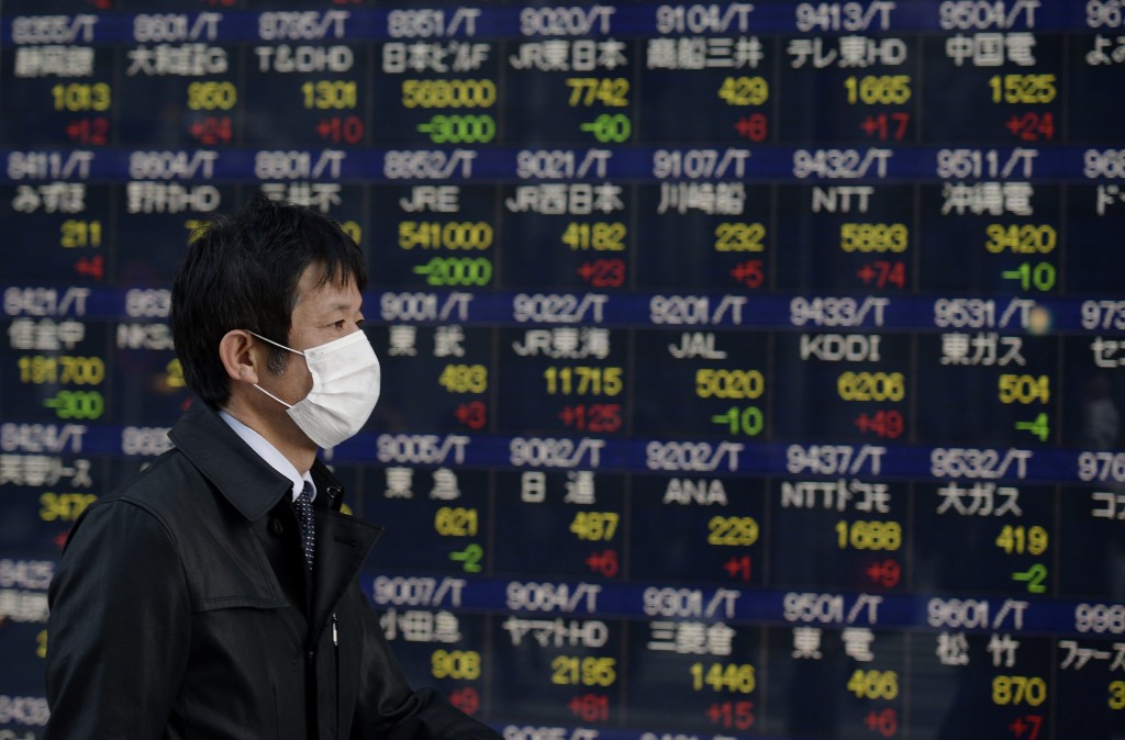 De aandelenbeurs in Tokio is woensdag nipt lager gesloten. Beleggers hielden hun kruit droog in afwachting van het rentebesluit van de Federal Reserve. De Nikkei eindigde 0,1 procent in de min op 15.888,67 punten. Elektronicabedrijf Pioneer leverde bijna 2 procent in. Het Japanse concern verkoopt zijn platenspelerdivisie voor 425 miljoen euro aan investeringsbedrijf KKR. Elders in het Verre Oosten lieten de beurzen een verdeeld beeld zien. In Hongkong doorbrak de Hang Seng-index een achtdaagse verliesreeks met een winst van 1 procent. De stemming werd gesteund door berichten dat de Chinese centrale bank extra kredieten verstrekt aan de vijf grootste banken van China om de economie te stimuleren. De Kospi in Seoul steeg ook 1 procent, terwijl de All Ordinaries in Sydney 0,6 procent verloor.