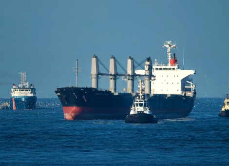De twee grootste havens van Europa, Rotterdam en Antwerpen, weigeren steun te geven aan een voorstel van Rusland om de invoering van strengere emissienormen voor nieuwe zeeschepen op de Noordzee in 2016 te blokkeren. Dat lieten de havenbedrijven van Rotterdam en Antwerpen woensdag weten in een gezamenlijk persbericht. De strengere milieuregels sluiten goed aan bij het duurzaamheidsbeleid van de havens, zo stellen zij. De milieubelasting op de Noordzee door uitlaatgassen van schepen neemt toe. Als geen wettelijke maatregelen worden genomen, zal de uitstoot van stikstofoxiden tot 2030 met 25 procent toenemen, aldus een studie van het Duitse Instituut voor Kustonderzoek. De wetenschappers schatten dat de hoeveelheid goederen die met schepen over de Noordzee wordt vervoerd, jaarlijks met 2 à 3 procent toeneemt. De luchtvervuiling door schepen raakt niet alleen de kustregio's, maar is tot 500 kilometer landinwaarts meetbaar. Plan uitstellen Internationaal is jaren gewerkt aan dit plan om de uitstoot van stikstof door de zeescheepvaart in te perken. In mei vorig jaar kwam Rusland, samen met landen als Polen en Griekenland, echter met het verzoek om de plannen met 5 jaar uit te stellen. De technieken die stikstofuitstoot terugdringen, zouden nog onvoldoende zijn ontwikkeld. Begin april buigt de Internationale Maritieme Organisatie (IMO) van de Verenigde Naties zich over dit verzoek. Ook milieuorganisaties hekelen het voorstel van Rusland. Stichting de Noordzee zei woensdag dat de Nederlandse overheid en andere Europese landen meer druk zouden moeten uitoefenen op de Russen. Stikstofoxiden spelen een grote rol bij de vorming van smog en zijn daarmee schadelijk voor mens en natuur, aldus de stichting. Scheepsmotoren die voldoen aan de nieuwe normen, mogen 80 procent minder stikstofoxiden uitstoten dan de huidige nieuwbouwschepen. 'Financiële problemen voor reders' De Koninklijke Vereniging van Nederlandse Reders (KVNR) is wel tegenstander van de invoering van de strengere stikstofnormen in 2016. De organisatie zegt in een reactie dat het stapelen van aangescherpte milieuregels reders in deze huidige economische omstandigheden voor "grote zo niet onoverkomelijke financiële problemen" stelt. Ook meent de KVNR dat het nog onvoldoende duidelijk is wat precies het effect is van de voorgestelde maatregelen. Daardoor is het nu nog te vroeg voor een weloverwogen besluit.