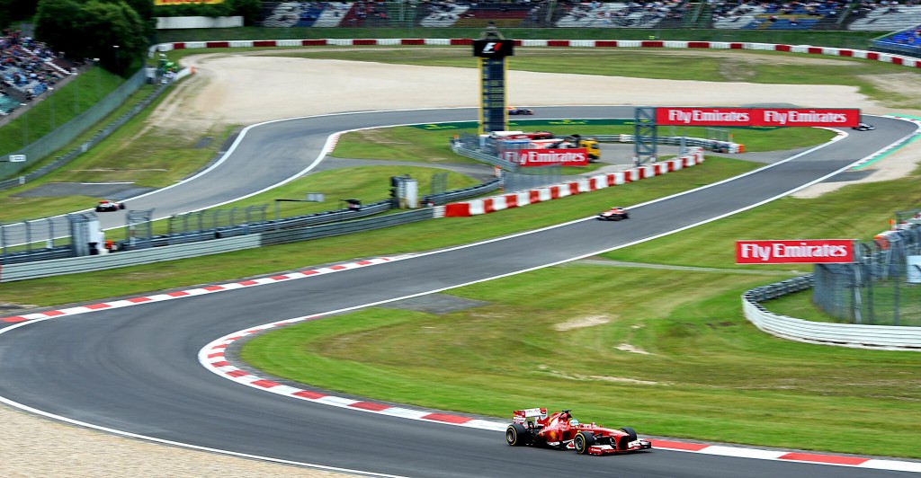 Het beroemde Duitse racecircuit Nürburgring, dat 2 jaar geleden failliet werd verklaard, wordt gekocht door de producent van auto-onderdelen Capricorn Group uit Düsseldorf. Capricorn betaalt ruim 100 miljoen euro, inclusief 25 miljoen euro om het terrein in de Eifel verder te ontwikkelen. Het gaat daarbij om de bekende 21 kilometer lange racebaan Nordschleife en het nieuwere circuit voor Formule 1-races met een lengte van 5 kilometer. Ook wordt jaarlijks op de Nürburgring het rockfestival Rock am Ring gehouden. De totale oppervlakte van het terrein is 379 hectare. De voormalige eigenaar van de Nürburgring kwam in grote financiële problemen door mislukte investeringen, waarna faillissement moest worden aangevraagd. De Nürburgring werd vorig jaar te koop gezet.