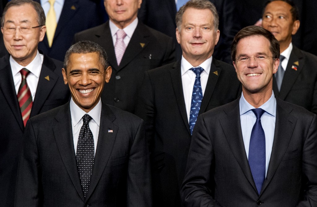 Nederland krijgt complimenten van de Amerikaanse president Barack Obama voor de organisatie van de nuclaire top in Den Haag. Op een zijtoneel staken de G7-landen bij elkaar over de aanpak van Rusland. De Amerikaanse president Barack Obama heeft premier Mark Rutte en Nederland gecomplimenteerd met de nucleaire top in Den Haag. ,,Buitengewoon goed werk'', zei Obama dinsdag nadat de wereldleiders de slotverklaring hadden aangenomen. Obama: Nederland legt lat hoog Volgens de Amerikaanse president heeft Nederland de lat heel hoog gelegd voor de laatste van de nucleaire toppen, in 2016 in Chicago. ,,Dit was niet alleen praten, maar ook actie'', zei Obama over de top in Den Haag.