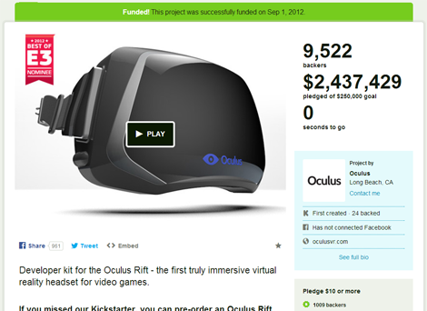 Facebook koopt de maker van de virtual reality-bril Oculus Rift voor 2 miljard dollar. Daarmee is Oculus het eerste miljardenbedrijf dat voortkomt uit de crowdfundingsite Kickstarter. Het bedrijf Oculus VR (Virtual Reality) begon in september 2012 met een crowdfundingcampagne op Kickstarter.com. Het doel was om 250 duizend dollar in te zamelen voor een virtual reality-bril waarmee gamers volledig op kunnen gaan in een spel. Dat lukte ruimschoots. Het bedrijf haalde 2,4 miljoen dollar op, waarmee het één van de succesvolste Kickstarter-projecten ooit is. Daarnaast wist Oculus in twee rondes nog eens 91 miljoen dollar bij financiers los te peuren. Daar zullen de durfinvesteerders geen spijt van hebben. Facebook kocht Oculus dinsdag voor 2 miljard dollar, omgerekend zo'n 1,5 miljard euro. Facebook wil de capaciteiten van het bedrijf uitbouwen, zodat de technologie ook kan worden gebruikt op het gebied van communicatie, media, onderwijs en entertainment. De ontwikkelingen op die gebieden staan volgens Facebook nog in de kinderschoenen. Vergelijking met andere Kickstarter-projecten Er zijn bedrijven die nóg meer geld via Kickstarter hebben opgehaald. De smartwatch Pebble wist 10 miljoen dollar in te zamelen, iets meer dan de spelcomputer Ouya die het moest doen met 8 miljoen dollar. Beide startups haalden vervolgens nog 15 miljoen dollar op bij investeerders. Maar zowel Pebble als Ouya zijn vooralsnog niet overgenomen voor een miljardenbedrag. Die eer valt te beurt aan Oculus.