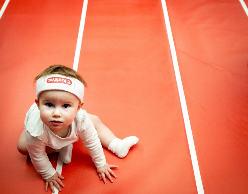 Het blijft een hardnekkig fenomeen: mannen verdienen meer dan vrouwen, zelfs in door vrouwen gedomineerde banen. Althans in de VS: daar verdient een mannelijke babysitter meer dan vrouwen in dezelfde rol. Ook al is maar drie procent van de babysitters een jongeman. Volgens het blog Priceconomics kost een mannelijke oppas gemiddeld 15 dollar per uur, tegen 14,50 dollar voor een vrouw, zo meldt The Atlantic. Het zou kunnen dat de schaarste mannen zo gewild zijn, dat ze meer kunnen vragen. Het kan ook zijn dat ze gewoon meer durven te vragen.