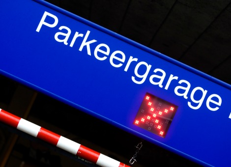 De auto stallen in een parkeergarage kost dit jaar zo'n 5 procent meer dan in 2013. Dat blijkt uit de Nationale Parkeertest van Detailhandel Nederland, die woensdag is gepresenteerd. Sinds 2010 zijn de prijzen gemiddeld genomen over Nederland met 26 procent gestegen. Voor het onderzoek zijn 80 garages door heel Nederland onder de loep genomen. In Amsterdam staan traditiegetrouw de duurste garages. Zo betaal je in de Dam/Bijenkorfgarage en de Kolkgarage in hartje centrum 5,71 euro per uur. Minder tijd voor zelfde geld De sterkste prijsstijgingen zijn dit jaar te vinden in Den Haag; in de Markthofgarage en de Pleingarage stegen de prijzen met respectievelijk 50 en 44 procent. Ook viel het de onderzoekers op dat er in een deel van de parkeergarages de tarieven op het oog gelijk bleven, maar dat er minder tijd werd gekocht voor hetzelfde geld. Zo betaalde een automobilist vorig jaar in de Amsterdamse Markenhovengarage 50 cent voor 8 minuten, terwijl je voor hetzelfde geld dit jaar 7 minuten krijgt. In ongeveer twee derde van de onderzochte garages stegen de tarieven niet. Anderzijds worden volgens Detailhandel Nederland in 15 procent van de parkeergarages tarieven berekend aan de hand van een "onredelijke, verwarrende tijdseenheid''. Zo kan het zijn dat per uur wordt betaald, terwijl er veel korter wordt geparkeerd. De duurste garages - Dam/Bijenkorf Amsterdam: 5,71 euro per uur - De Kolk Amsterdam: 5,71 euro per uur - Centre Amsterdam: 5 euro per uur - The Bank Amsterdam: 5 euro per uur - Waterlooplein Amsterdam: 5 euro per uur De goedkoopste garages - Vier Meren Hoofddorp: 0,80 euro per uur - Centrumgarage Hoofddorp: 1,11 euro per uur - Kweeklust Gorinchem: 1,20 euro per uur - Kousteenseweg Middelburg: 1,30 euro per uur - Geere Middelburg: 1,30 euro per uur