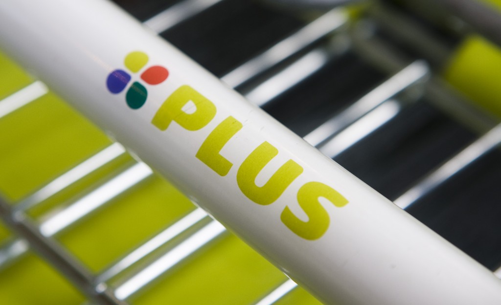 Supermarktketen Plus heeft naar eigen zeggen een goed jaar achter de rug. Ondanks de lastige economische omstandigheden steeg de consumentenomzet met 1 procent tot bijna 2 miljard euro. De nettowinst nam toe van 6,5 miljoen naar 7,3 miljoen euro. Dat maakte de coöperatie van zelfstandige supermarkten woensdag bekend. De omzetgroei werd behaald met 254 winkels, één minder dan in 2012. Het afgelopen jaar werden twee C1000-vestigingen in Deurne omgebouwd naar de Plus-formule, maar daar stond de sluiting of verkoop van drie onrendabele filialen tegenover. Mede dankzij lagere kosten steeg het operationeel resultaat met een kleine 10 procent tot 50,3 miljoen euro. Net als vorig jaar wordt bijna 90 daarvan uitgekeerd aan de bij de coöperatie aangesloten ondernemers.