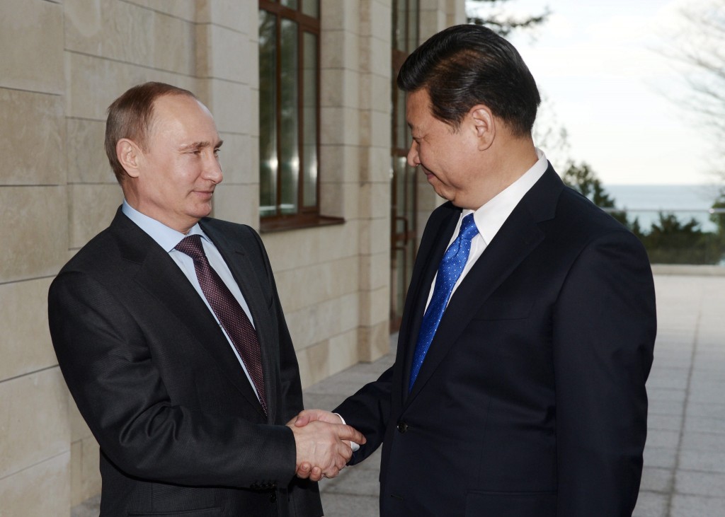 China vindt dat het Westen het oplossen van de crisis in Oekraïne maar beter aan Rusland kan overlaten. Dat is maandag te lezen in Chinese staatsmedia. "Het is begrijpelijk dat Vladimir Poetin zegt hij het recht heeft de belangen van Rusland en de Russisch sprekende bevolking in Oekraïne te beschermen'', aldus een commentaar van staatspersbureau Xinhua. Volgens Xinhua sluiten westerse landen Rusland uit van de onderhandelingstafel, terwijl ze zelf met hun "partijdige bemiddelingspogingen'' Oekraïne hebben gepolariseerd. Volgens het staatspersbureau moet het Westen de "unieke rol'' van Rusland accepteren in het bepalen van de toekomst van Oekraïne. Ook volgens de Russische minister van Buitenlandse Zaken Sergej Lavrov zijn Rusland en China het eens zijn over de situatie in Oekraïne. Lavrov maakte dat maandag bekend na een gesprek met zijn Chinese ambtgenoot Wang Yi. 'Russische pantserwagens staan klaar' Ondertussen zet Rusland pantservoertuigen klaar aan de Russische kant van het smalle zeekanaal tussen Rusland en het Oekraïense schiereiland de Krim, aldus Oekraïense grenswachters geconstateerd. Door de Straat van Kertsj, zoals het zeekanaal heet, loopt de grens tussen Oekraïne en Rusland. Ook zouden Russische schepen de haven van Sebastopol in de Krim in en uit varen. Daar heeft de Russische Zwarte Zeevloot een basis. In sommige delen van de Krim zouden Russische troepen het mobiele telefoonverkeer hebben geblokkeerd. De Straat van Kertsj is op het smalste punt 4,5 kilometer breed. "Er staan pantservoertuigen aan de andere kant van de Straat. We kunnen niet voorspellen of de Russen ze over laten varen'', zei een woordvoerder van de Oekraïense grenswacht.