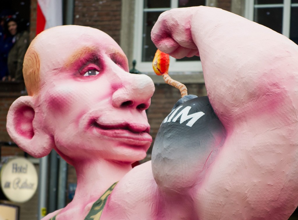 Westerse sancties tegen Rusland zullen niet onbeantwoord blijven. De Russische Eerste Kamer, de Federatieraad, werkt al aan wetgeving die het mogelijk maakt om eigendommen en tegoeden van Amerikaanse en Europese bedrijven en particulieren in beslag te nemen. Dat meldde persbureau RIA Novosti woensdag. De Russische politiek wil zulke maatregelen nemen als het Westen daadwerkelijk strafmaatregelen neemt vanwege de Russische inmenging in Oekraïne. EU-leiders nemen daar donderdag een besluit over. "De wet is bedoeld om de president en de regering mogelijkheden te geven om onze soevereiniteit te beschermen'', aldus Andrej Klisjas, de voorzitter van de grondwettelijke commissie die sancties aan het uitwerken is. Terugtrekken van de Krim Europa en de VS eisen dat de Russische militairen op het Oekraïense schiereiland de Krim onmiddellijk terugkeren naar hun kazernes. Rusland moet volgens het Westen bovendien in gesprek gaan met de nieuwe machthebbers in Kiev, die aantraden na het gedwongen vertrek van president Viktor Janoekovitsj Rusland: wij hebben recht om in te grijpen Rusland vindt dat het alle recht heeft om militair in te grijpen in het buurland, mocht dat nodig zijn om Russen die daar wonen te beschermen. President Vladimir Poetin ontkende woensdag echter dat het al zover is. Militairen die vliegvelden en andere strategische plekken op de Krim hebben ingenomen, zouden "plaatselijke zelfverdedigingstroepen'' zijn. Aan die bewering wordt ten westen van de Krim echter weinig geloof gehecht. Hoewel de soldaten in kwestie geen insignes dragen en nogal zwijgzaam zijn, is het volgens het Westen en de Oekraïense interim-regering duidelijk dat het wel degelijk Russen zijn.