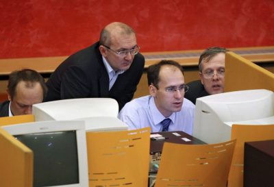 rusland aandelen De Russische aandelenmarkt is spotgoedkoop. Kenners zeggen: ook heel riskant. Een bekende maatstaf om te kijken of aandelen duur of goedkoop zijn is de zogenoemde koers-winstverhouding: hoeveel keer de winst per aandeel betaal je voor een bedrijf? Daarbij kun je kijken naar de verwachte winst voor het komende jaar of de winst van het afgelopen jaar. Maar sommige beleggingsspecialisten pakken het nog wat rigoureuzer aan. Zo gebruikt de Amerikaanse vermogensbeheerder Cambria Investment Management voor de belangrijkste aandelenindices van landen de gemiddelde winst over de afgelopen 10 jaar, gecorrigeerd voor de inflatie-ontwikkeling. Zo'n brede maatstaf is bedoeld om door economische cycli heen te kijken. Lage waardering aandelen Op deze manier keek Cambria Investment naar de koers-winstverhouding van 44 landen sinds 1980, zo meldt zakenkrant The Wall Street Journal. Daarbij bleek dat de koers-winstverhouding van een nationale aandelenindex op een totaal van 800 gemeten beleggingsjaren slechts 28 keer onder de zeven is beland. Maar dat biedt volgens Cambria vaak ook kansen. Zo betaalde je voor Ierse aandelen eind 2012 nog vijf keer de winst. Sindsdien zijn Ierse aandelen zo'n 40 procent gestegen. Rusland spotgoedkoop of extreem riskant? Eind februari dit jaar waren er slechts twee landen waar je, op basis van de gemiddelde winst over tien jaar, minder dan zeven keer de winst betaalde voor aandelen: Griekenland (4,3) en Rusland (6,5). Vooral Russische aandelen hebben het sinds de start van dit jaar zwaar gehad, met het escaleren van de crisis rond Oekraïne. Vraag is dus of het interessant is voor avontuurlijke beleggers om een gokje te wagen op herstel van de Russische aandelenmarkt. Hoogleraar Campbell Harvey van de Duke University is sceptisch. Tegenover de WSJ zegt hij: "Je moet geen eenmalige gokjes willen wagen door te concluderen dat een lage koers-winstverhouding zegt dat aandelen goedkoop zijn. Die lage koers-winstverhouding kan net zo goed zeggen dat sprake is van een waanzinnig risico." Immers: als aandelenkoersen dalen, wil dat niet zeggen dat ze niet nog lager kunnen. Lees ook Michael Nabarro: Zuid-Europa biedt kansen voor beleggers