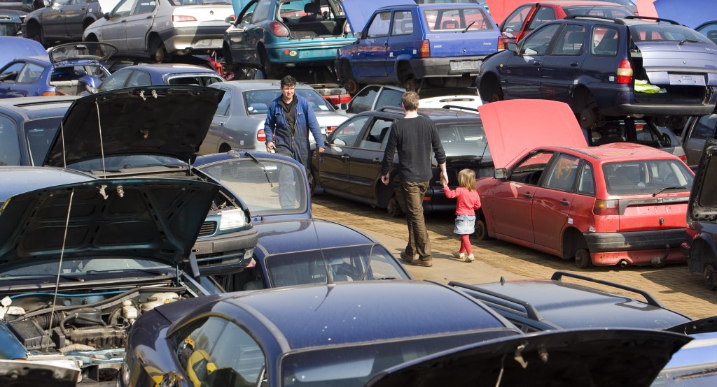 Rotterdam trekt 7,4 miljoen euro uit om eigenaren van oude auto's ertoe over te halen hun oude bolide om te ruilen voor een nieuwe, schonere auto. Maar ook Den Haag en Utrecht zijn in actie. Het AD bood vrijdag een inventarisatie van de aanbiedingen die de grote gemeenten doen met slooppremies. Rotterdam - Benzineauto uit bouwjaar ouder dan 1992: slooppremie 1.000 euro - Dieselauto negen jaar of ouder: slooppremie 1.000 tot 2.500 euro Extra: 6.500 euro bij aanschaf elektrische auto