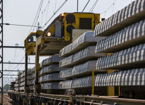 Het Rijk lijkt niet van plan op spoorbeheerder ProRail en de Nederlandse Spoorwegen te fuseren. De Nederlandse Spoorwegen en spoorbeheerder ProRail blijven aparte bedrijven. Ze hoeven niet te fuseren, maar moeten wel beter samenwerken. Het Rijk zal beide bedrijven nog meer op dagelijkse prestaties afrekenen. Dat staat volgens betrouwbare bronnen in de Lange Termijn Spooragenda, waarover het kabinet vrijdag naar verwachting een besluit neemt. ok moet de NS terughoudender zijn om mee te doen aan aanbestedingen van het regionale trein- en busvervoer. Die lijnen zijn met name bestemd voor vervoerders als Arriva, Veolia en Connexxion. De NS moet er vooral voor zorgen dat de treinen zo goed mogelijk rijden op het hoofdrailnet. Het spoorwegbedrijf moet zich op die publieke taak richten en er niet langer naar streven om elders in Europa te investeren in trein- of buslijnen. Advies niet gevolgd Door ProRail en de NS naast elkaar te laten staan, slaat de overheid het advies van Jaap Bierman in de wind. Deze adviseur schreef het rapport "Beter en Meer" over de toekomst van het spoor. In het rapport zelf staat niet dat de twee bedrijven beter kunnen fuseren, maar dat staat wel in een brief die Bierman aan de directies van beide spoorbedrijven stuurde. In de brief, die in januari in handen viel van De Volkskrant, concludeerde Bierman dat een groot deel van de problemen tussen ProRail en de NS liggen in het feit dat hun belangen botsen. Zo wil ProRail onderhoud overdag uitvoeren, want dat is goedkoper. De NS wil het liever ‘s nachts omdat reizigers er dan minder last van hebben. ProRail wil zo min mogelijk wissels, want wissels geven in de winter ellende. NS wil veel wissels want dan kunnen treinen bij problemen gemakkelijk worden omgeleid. En zo zijn er aan de lopende band conflicterende belangen. Het zou beter zijn als er één overkoepelende leiding zou zijn die de verschillende belangen tegen elkaar kan afwegen.