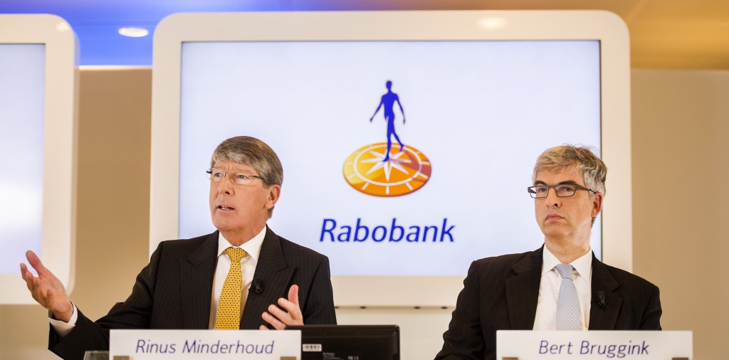 Een Nederlandse vastgoedonderneming daagt Rabobank voor de rechter in verband met de manipulatie van de Euriborrente. Het bedrijf kocht rentederivaten van de bank, wil ervan af en eist terugbetaling van teveel betaalde rente. Dat bevestigde de Amsterdamse advocaat Carel Abeln vrijdag na berichtgeving over de zaak door zakenwebsite Follow the Money. De raadsman behartigt de belangen van het bedrijf, waarvan hij de naam nog niet wil prijsgeven. Rentederivaten zijn financiële producten waarmee personen en organisaties zich kunnen indekken tegen onverwachte stijgingen of dalingen van de rente op bijvoorbeeld leningen. De rentederivaten waar het hier om gaat, zijn gekoppeld aan de Euribortarieven. Het vastgoedbedrijf zegt te zijn benadeeld door de manipulatie met de Libor- en Euribortarieven, waarbij destijds onder anderen medewerkers van Rabobank betrokken waren.