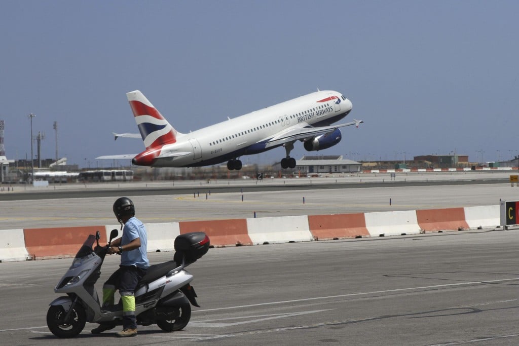 De wereldwijde vraag naar vliegreizen lag in november 6 procent hoger dan een jaar eerder, met name dankzij een toenemende reislust in China. Dat blijkt uit de vervoersstatistieken die brancheorganisatie IATA donderdag heeft gepubliceerd. In oktober steeg het passagiersvervoer met 5,7 procent. De toename van de vraag overtrof de 5,4 procent waarmee luchtvaartmaatschappijen in november hun aanbod uitbreidden. Daardoor steeg de gemiddelde bezettingsgraad van passagiersvliegtuigen met 0,5 procentpunt tot 76,7 procent. De groei is voor een groot deel toe te schrijven aan een sterk toenemende binnenlandse vraag in China. Die lag in november ruim 15 procent hoger dan een jaar eerder. De toename van de internationale vraag vlakte tegen het einde van 2014 juist wat af, aldus IATA. De groei van 5,6 procent voor Europese luchtvaartmaatschappijen komt volgens IATA vooral voor rekening van prijsvechters. Traditionele luchtvaartmaatschappijen als Air France-KLM en Lufthansa hadden onverminderd last van het zwakke economische klimaat. Topman Tony Tyler van IATA sprak dan ook van een gemengd beeld. Hoewel de lagere olieprijzen gunstig zouden moeten zijn voor zowel de luchtvaart als de wereldeconomie als geheel, heeft een dalend ondernemersvertrouwen volgens hem een dempend effect op de internationale reisbranche.