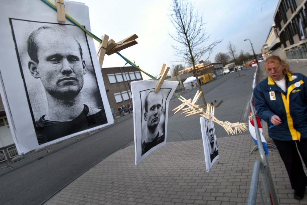 De moordenaar van Pim Fortuyn, Volkert van der G., wil af van de voorwaarden waaraan hij zich moet houden tijdens zijn voorwaardelijke vrijlating. Hij heeft daarvoor een kort geding aangespannen bij de rechtbank in Den Haag. De man werd begin mei op voorwaarden vrijgelaten. Een woordvoerder van de rechtbank bevestigde het kort geding vrijdag. Maandag wordt de kwestie behandeld. Van der G. wil dat de voorwaarden worden geschorst. Hij moet zich namelijk wekelijks melden bij de reclassering. Het is hem verboden om zich gedurende de periode van voorwaardelijke invrijheidstelling binnen de gemeenten Rotterdam, Hilversum, Den Haag en de woonplaats van nabestaanden en slachtoffer te bevinden. Dit geldt zolang de reclassering dit noodzakelijk vindt. Hij staat ook onder elektronisch toezicht. Verder mag Van der G. geen contact opnemen met de nabestaanden van Fortuyn. Hij mag geen interviews geven of ander contact hebben met de media zo lang de reclassering dat nodig vindt. De moordenaar van Fortuyn wordt nu ook verplicht psychisch begeleid. Als Van der G. deze voorwaarden overtreedt, kan het Openbaar Ministerie direct overgaan tot zijn aanhouding. In dat geval wordt een herroeping van de voorlopige vrijlating bij de rechter ingediend. Bij minder ernstige overtredingen kan justitie hem een waarschuwing geven of de voorwaarden aanscherpen. De voorwaarden dienen voor de bescherming van de maatschappij. Volgens Van der G. is dat niet meer nodig, omdat hij zich goed heeft gedragen tijdens zijn gevangenschap. Van der G. vermoordde Pim Fortuyn 12 jaar geleden op het Mediapark in Hilversum. Hij had twee derde van zijn straf erop zitten. Het OM bepaalde dat niets zijn voorwaardelijke vrijlating in de weg stond. Er is weinig risico dat hij weer in de fout gaat en ook heeft Van der G. geen psychische stoornis. Daarnaast zijn de verloven probleemloos verlopen en dus is hij onder voorwaarden vrijgekomen.