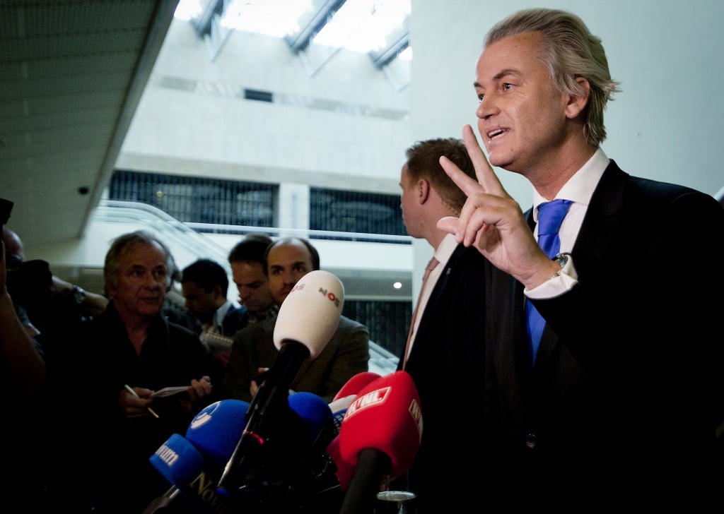 PVV-leider Geert Wilders heeft geen spijt van zijn uitspraken over 'minder Marokkanen', ondanks de commotie die daarover binnen en buiten de PVV is ontstaan. Volgens de nieuwe peiling van Maurice de Hond, zakt de PVV vijf zetels. De golf van negatieve reacties na de Marokkanen-uitspraken van PVV-leider Geert Wilders, uit zich ook in de peilingen. 72 procent van de ondervraagde kiezers zegt de uitlatingen van Wilders onacceptabel te vinden. Van de ondervraagde is 23 procent van mening dat het wel acceptabel is dat de PVV-leider pleitte voor minder Marokkanen in Nederland. Van de PVV-stemmers zegt driekwart dat de quotes van Wilders wel aanvaardbaar zijn. Het percentage mensen dat vindt dat Wilders moet worden vervolgd is net zo groot als het percentage dat het tegenovergestelde vindt: 46 procent.