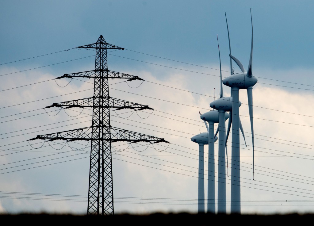 De productie van elektriciteit is in Nederland afgelopen jaar toegenomen door de groeiende vraag naar elektriciteit vanuit het buitenland. Maar het aandeel dat uit duurzame bronnen komt is juist gedaald. In totaal werd in Nederland vorig jaar 103 miljard kilowattuur (kWh) elektriciteit geproduceerd, blijkt uit donderdag gepubliceerde cijfers van het Centraal Bureau voor de Statistiek (CBS). Daarmee lag de totale productie 2 procent hoger dan in 2013. Het is voor het eerst in drie jaar dat de productie van stroom is toegenomen. Door de daling van de prijs van steenkool en het feit dat nieuwe kolencentrales in gebruik werden genomen, werd het afgelopen jaar 20 procent meer stroom opgewekt uit steenkool. Daarmee lag de productie uit de delfstof op het hoogste niveau sinds 1991, het vroegste jaar waarover gegevens bekend zijn. De productie uit aardgas liep voor het vierde jaar op rij terug tot het laagste niveau sinds 1998. Duurzame energie De productie uit hernieuwbare bronnen als biomassa, wind en zon daalde afgelopen jaar naar 11,6 miljard kWh, van 12,2 miljard kWh in 2013. Afgelopen jaar droeg de 'groene stroom' voor 11,4 procent bij aan de totale elektriciteitsproductie in Nederland. In 2013 was dat nog 12,1 procent. Met name uit biomassa werd minder stroom opgewekt. Elektriciteitsproductie-naar-energiebron-15-04-22 Nederland heeft zich tot doel gesteld om in 2020 14 procent van alle elektriciteit op te wekken uit duurzame bronnen zoals de zon, wind en biomassa. Het kabinet ligt echter niet op koers om die doelstelling te halen, bleek vorig jaar uit de Nationale Energieverkenning. Bij de plannen die daarvoor tot nu toe in werking zijn gezet komt Nederland in 2020 uit op een aandeel van 10,6 procent. En als voorgenomen beleid – zoals de plaatsing van meer windmolens op land en zee – ook wordt uitgevoerd stijgt het aandeel van duurzame energie naar 12,4 procent in 2020, zo stelde het rapport. Nederland in Europese achterhoede In vergelijking met andere Europese landen loopt Nederland ver achter met de ontwikkeling van duurzame energiebronnen. Uit de meeste recente cijfers van statistiekbureau Eurostat uit 2013 blijkt dat in de Europese Unie zo'n kwart van alle opgewekte elektriciteit uit duurzame bronnen komt. Nederland blijft steken op zo'n 10 procent. [google-drive number='1'] Landen als Oostenrijk en Zweden lopen voorop als het gaat om duurzame energie. 62 procent van de Zweedse stroom komt uit zon, wind, water of biomassa. In Oostenrijk ligt dat percentage zelfs op 68 procent. [google-drive number='12']