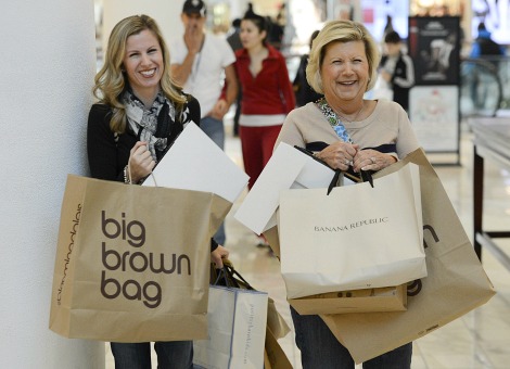 De uitgaven van consumenten in de Verenigde Staten zijn in januari met 0,4 procent gestegen ten opzichte van de voorgaande maand. Dat meldde het Amerikaanse ministerie van Handel maandag. De stijging was sterker dan verwacht. Economen voorspelden gemiddeld een toename met 0,1 procent. De uitgaven namen in december minder sterk toe dan eerder gedacht, bleek uit een nieuwe raming. De eerder gemelde stijging met 0,4 procent werd herzien tot een plus van 0,1 procent. De inkomens van consumenten namen in januari gemiddeld met 0,3 procent toe. Hier werd gerekend op een stijging met 0,2 procent, na een stabilisering in de laatste maand van 2013.