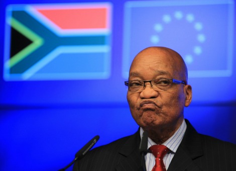 President Jacob Zuma van Zuid-Afrika heeft zich "onrechtmatig'' omgerekend 16,5 miljoen euro uit de staatskas toegeëigend. Dat stelt openbaar aanklager Thuli Madonsela in een rapport over de 'beveiligingsmaatregelen' die de president op staatskosten voor zijn woning nam. De extra beveiliging bleek te bestaan uit onder meer een veestal, een zwembad en een amfitheater. Madonsela schrijft dat Zuma's gedrag "onverenigbaar'' is met het presidentsambt en dat hij een redelijk deel van de kosten van de 'beveiliging' moet terugbetalen. "De president ging stilzwijgend akkoord met de uitvoering van alle maatregelen voor zijn woningen en profiteerde onrechtmatig van de enorme investeringen in zaken die niets met beveiliging te maken hadden'', constateert zij. Vlak voor de verkiezingen Het rapport komt uit op een voor Zuma ongunstig moment. Over 6 weken zijn er parlementsverkiezingen en het parlement kiest vervolgens de president. Zuma streeft naar een tweede ambtstermijn. Duizenden Zuid-Afrikanen hebben een petitie ondertekend waarin justitie wordt gevraagd de president wegens zijn greep in de staatskas voor de rechter te brengen.