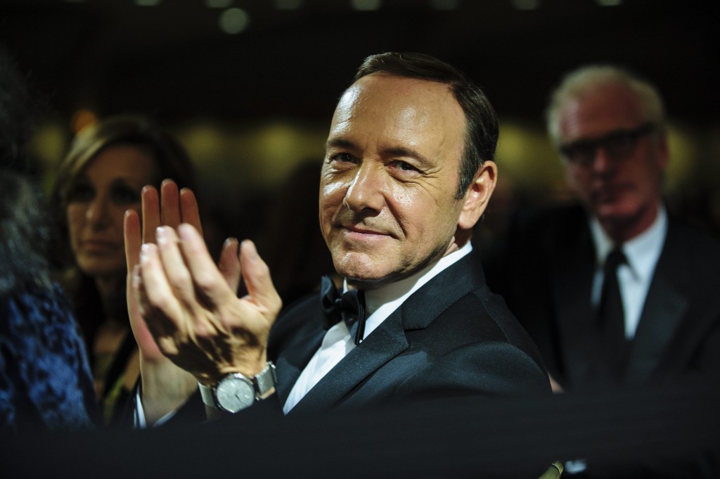 De producent van de Amerikaanse hitserie House of Cards ligt overhoop met de Amerikaanse staat Maryland. Hier werden de eerste twee seizoenen van de politieke thriller opgenomen, maar of de staat ook de locatie zal zijn waar het derde seizoen gemaakt zal worden is nog onzeker. De Amerikaanse krant The Washington Post maakte een verslag dat wegleest als een thriller over hoe het Congres van de staat tot op het bot verdeeld is over de enorme belastingvoordelen die de makers van de serie jaarlijks genieten. Voor dit jaar rust er een zege op een pakket aan voordeeltjes ter waarde van 15 miljoen dollar. Er wordt nog gesteggeld over een verhoging van dit bedrag met 3,5 miljoen dollar. Als Maryland niet met de extra miljoenen over de brug komt, dreigt de producent het derde seizoen van House of Cards niet meer in Maryland te draaien. Gratis promotie voor Maryland De eerste twee seizoenen van de serie, die via de videostreamingdienst Netflix te zien is, werden vlakbij de stad Baltimore in Maryland opgenomen. Ook de HBO-serie Veep profiteert van belastingvoordelen die het doen van opnames hier opleveren. Maryland biedt de miljoenen aan belastingvoordelen aan, omdat het trekken van televisieproducties simpelweg geld in het laatje brengt. Een televisieploeg creëert werkgelegenheid en is gratis promotie, is de gedachtegang van politici. Voorstanders van het verruimen van de belastingvoordelen claimen dat de tientallen miljoenen aan belastingvoordelen die de makers van House of Cards de eerste twee seizoenen hebben genoten, goed waren voor 259 miljoen dollar aan extra inkomsten voor de staat Maryland. Opnames derde seizoen uitgesteld In aanloop naar de cliffhanger in deze real-life politieke thriller, hebben de makers van House of Cards de opnames van het derde seizoen van de serie uitgesteld tot juni dit jaar. In de tussentijd zit de hoofdrolspeler in de serie – Kevin Spacey – volgens persbureau Bloomberg regelmatig wijntjes te nippen in lokale bars om zo veel mogelijk politici in zijn kamp te krijgen. Ook als de camera's niet draaien lijkt hij daarmee in de huid van zijn alter-ego Frank Underwood te kruipen.