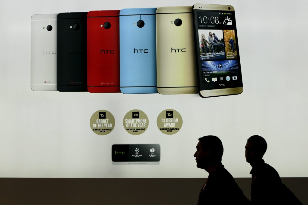 De Taiwanese smartphonefabrikant HTC heeft in het afgelopen kwartaal opnieuw verlies geleden. Dat maakte het bedrijf maandag bekend. HTC boekte in het eerste kwartaal een nettoverlies van 1,9 miljard Taiwanese dollar (45 miljoen euro). De omzet zakte met bijna een bijna een kwart tot 42,8 miljard dollar. Het gaat al een poos niet goed met HTC. De omzet van de Taiwanese smartphonemaker daalt al jaren achtereen door de felle concurrentie van Samsung en Apple. De opkomst van Chinese spelers als Huawei en Lenovo vreet verder aan het marktaandeel van HTC, dat steeds verder afbrokkelt. Dat komt onder meer doordat de Taiwanezen over minder marketingdollars beschikken dan bijvoorbeeld Samsung. Maar ook omdat HTC zich richt op de bovenkant van de markt. Waar je bij Samsung onder de 100 euro keuze hebt uit een stuk of tien modellen, kost een redelijk recent HTC-toestel toch al gauw enkele honderden euro’s. Nieuw vlaggenschip: HTC One M8 Aan de kwaliteit van de hardware ligt het niet. De HTC One (M7), het vlaggenschip dat vorig jaar uitkwam, werd door experts unaniem geprezen om zijn bouwkwaliteit. Ook bij de opvolger, de HTC One M8, lijkt dat weer goed te zitten. De verkopen van de HTC-telefoons stokten in het eerste kwartaal wel door het nieuwe vlaggenschip. Consumenten wachtten de aankondiging af en kochten minder oudere modellen. Analisten verwachten dat de onderneming in het tweede kwartaal weer winst zal boeken, maar dat de omzet nog flink achter zal blijven bij 2013.