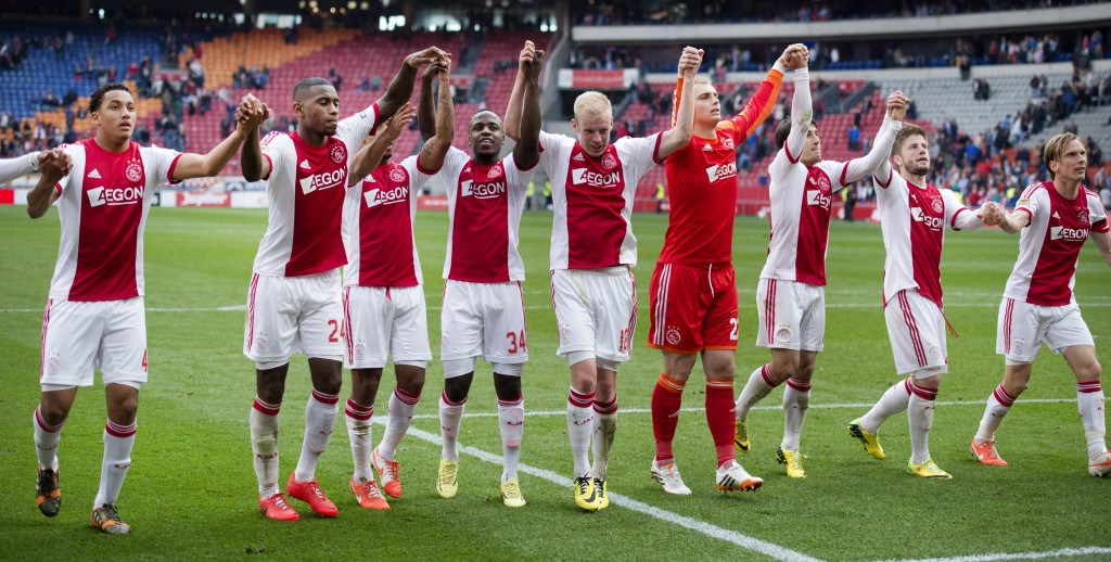 Reisorganisatie Kras heeft zich voor vijf jaar verbonden aan voetbalclub Ajax. Dat maakte het moederbedrijf van Kras, TUI Nederland, maandag bekend. De komende jaren verzorgt Kras het vervoer voor het team, de directie, sponsors, businessclub-leden en meereizende pers naar Europese uitwedstrijden en trainingskampen. Financiële details over de samenwerking werden niet bekendgemaakt. Ajax is de laatste maanden druk bezig nieuwe sponsoren binnen te halen. In november werd bekend dat ABN Amro zich voor 3,5 jaar als sponsor heeft verbonden aan de Amsterdamse club. De bank komt onder meer op de shirts van de jeugd, de vrouwen en de zaterdagamateurs te staan. Ook wordt de naam van de bank prominent zichtbaar op sportpark de Toekomst. ABN Amro betaalt Ajax gemiddeld 2,5 miljoen euro per jaar. Daarnaast is er een variabel deel van maximaal 300.000 euro per jaar afgesproken. Het contract gaat per 1 januari 2015 in. De bank was eerder jarenlang hoofdsponsor van Ajax. Begin november presenteerde Ajax kabelaar Ziggo als nieuwe hoofdsponsor. Dat is nu nog verzekeraar Aegon. Per 1 januari 2015 prijkt het kabelbedrijf op het shirt van het eerste elftal en Jong Ajax. Met de overeenkomst met Ziggo is een bedrag van 8 miljoen gemoeid, met eventueel 2 miljoen aan bonus per jaar.