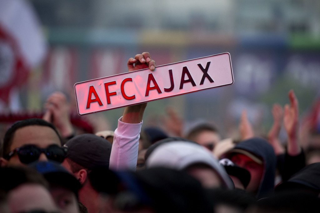 Vijf Ajax-fans zijn veroordeeld voor drugshandel en deelname aan een criminele organisatie. De rechtbank in Amsterdam veroordeelde de twee hoofdverdachten, Daan van der E. en Tamara F., vrijdag respectievelijk tot 5 en 4 jaar cel. Volgens de rechters heeft het stel anderhalf jaar lang leiding gegeven aan de drugsorganisatie en zelf xtc en amfetamine in hun woning in België geproduceerd. E. werd eerder ook al verschillende keren voor drugsdelicten en vuurwapenbezit veroordeeld. Beiden kregen in juni 2012 ook al een gevangenisstraf voor deelname aan een criminele drugsorganisatie. Een derde verdachte die als plaatsvervanger van F. en E. diende, kreeg vrijdag 3 jaar cel. Hij sloot ook drugsdeals en stuurde koeriers aan. De rechtbank gaf de twee overige verdachten lagere straffen. Zij hadden al bijna een jaar vastgezeten en de rechters legden hen een gevangenisstraf op die gelijk is aan hun voorarrest en een taakstraf van 150 uur.