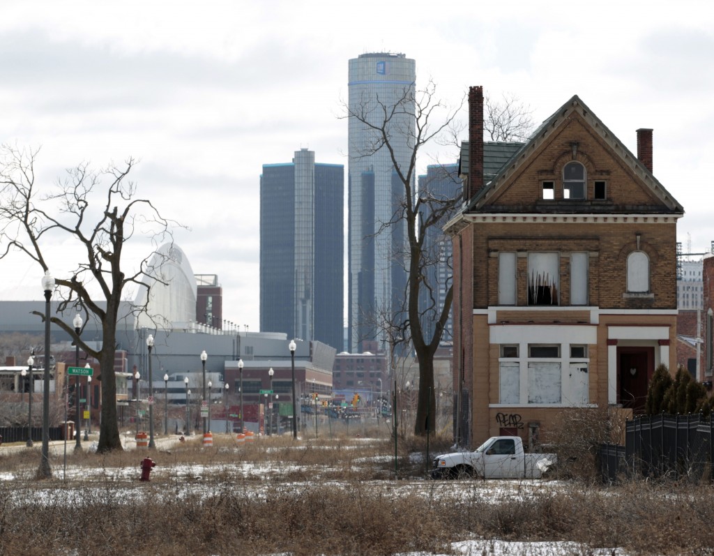 Detroit wil dringend van zijn voorraad verkrotte woningen af. De stad gaat online huizen veilen voor prijzen vanaf 1000 dollar. De bankroete stad maakt het huizenkopers wel erg makkelijk. Je kunt de huizen zelfs met een credit card kopen, mits je aan een aantal regels voldoet (zoals geen belastingschuld hebben). Vanaf 5 mei zal iedere dag online een woning worden geveild. Nu staan er 15 klaar. "We doen er alles aan om deze verlaten woningen snel weer te laten betrekken door gezinnen", zegt burgemeester Mike Duggan. De burgemeester hoopt op een domino-effect: als mensen weer wijken intrekken, worden hopelijk ook andere mensen over de streep getrokken. Tot nu toe is het omgekeerde het geval: steeds meer wijken worden verlaten. Detroit kampt al tijden met ernstige problemen. Sinds 1950 is de bevolking van de stad met 50 procent afgenomen, van 1,8 miljoen naar iets meer dan 700.000 zielen. En dat terwijl de stad erg weids is opgezet - het was de bakermat van de auto-industrie en typisch een stad die voor de auto is gebouwd. Verkrotting in kaart In juli 2013 ging de stad Detroit failliet. Hele wijken zijn inmiddels verlaten en het gemeentebestuur heeft moeite om de basisvoorzieningen aan alle inwoners aan te bieden. De online veiling van woningen komt nadat Detroit de afgelopen maanden in kaart heeft gebracht hoe erg de verkrotting eigenlijk is. Daarvoor werden teams van honderden veldwerkers op pad gestuurd om alle 380.217 kavels van de stad te fotograferen en te beschrijven. Eerder liepen de schattingen van lege woningen uiteen van 78.000 tot 90.000 panden. De operatie kost 1,5 miljoen dollar. De kosten voor het neerhalen van verlaten huizen kan nog veel hoger uitpakken. Lees ook Nederlanders kopen huisjes op in Detroit voor spotprijzen