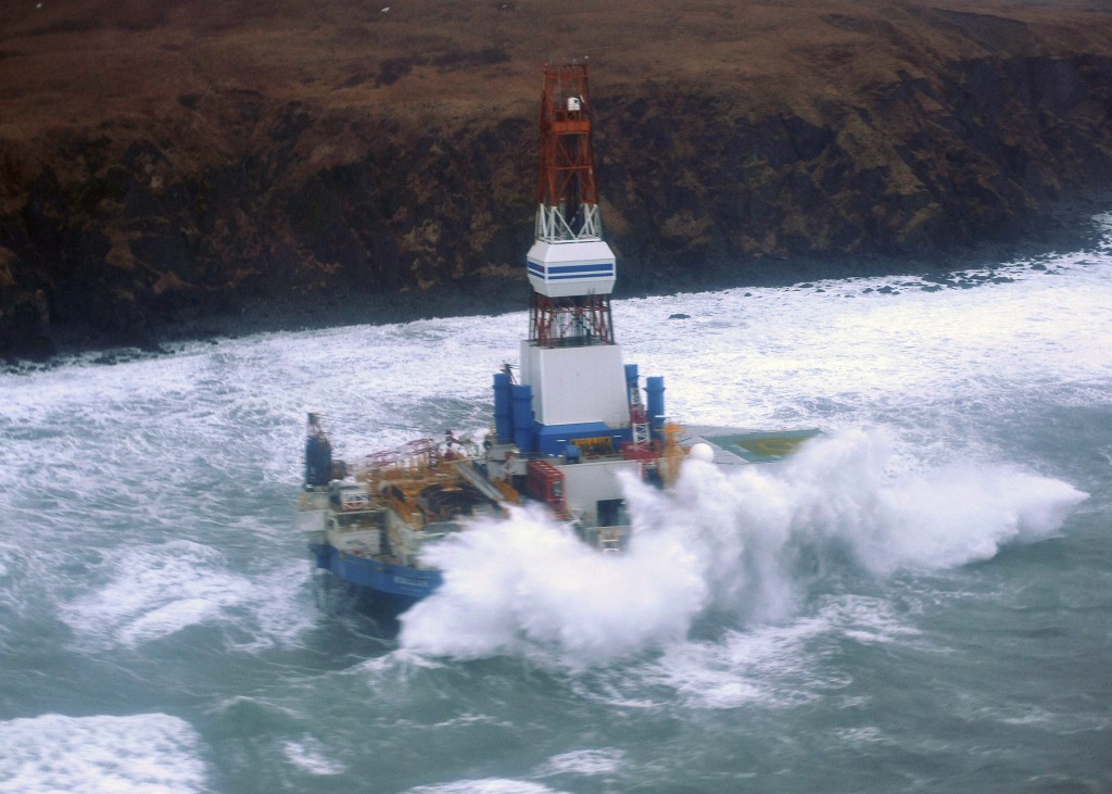 Shell heeft eind 2012 ernstige fouten gemaakt bij het verslepen van het boorschip Kulluk, waarvoor het bedrijf door de verantwoordelijke instanties moet worden beboet. Dat heeft de Amerikaanse kustwacht geconcludeerd in een onderzoek naar het boorschip, dat op oudjaarsdag 2012 strandde in de buurt van de plaats Kodiak in Alaska. Volgens de kustwacht schatte Shell de risico's van de operatie slecht in. De Kulluk liep aan de grond nadat het schip tijdens een storm was losgeslagen van zijn sleepkabels. Het olieconcern maakte onder meer haast met het verslepen van het boorschip van Dutch Harbour in Alaska naar een werf in de staat Washington om een belastingheffing te vermijden. Bij het ongeluk met de Kulluk raakte niemand gewond. Het was wel één van de redenen voor Shell om zijn boringen in de Beaufortzee en de Tsoektsjenzee vorig jaar op te schorten.