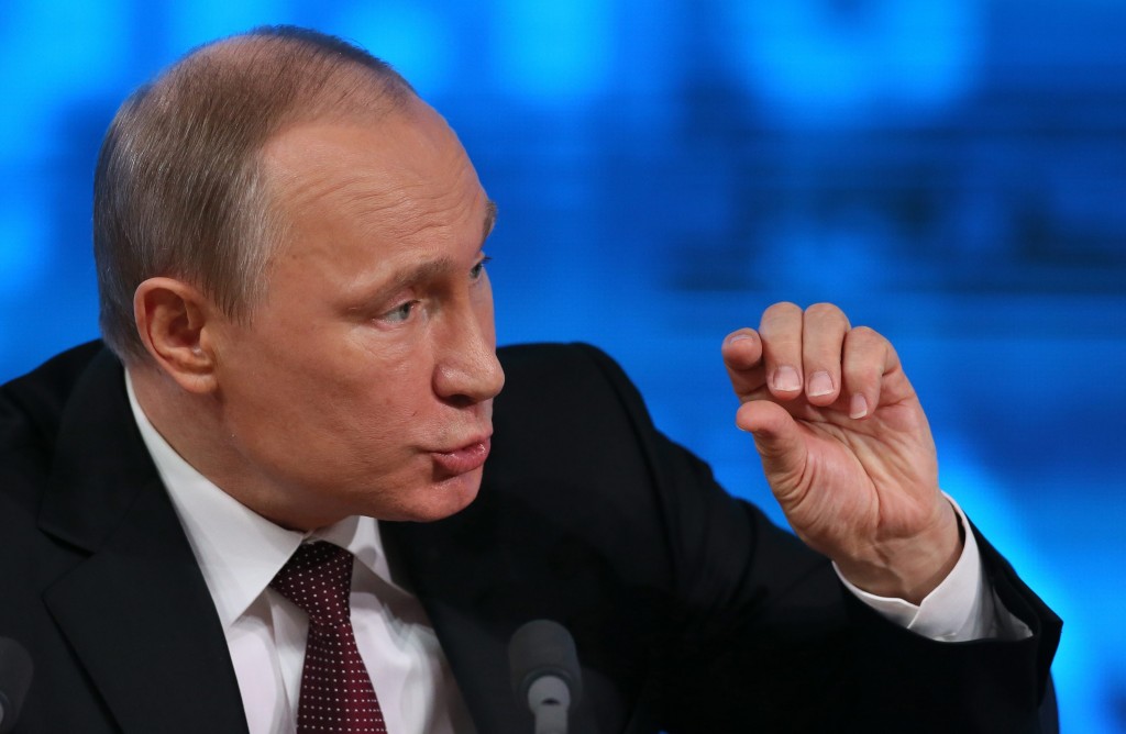 De economie van Rusland heeft in het tweede kwartaal nipt een recessie weten te ontlopen. De economie liet in het afgelopen kwartaal groei noch krimp zien, terwijl in de eerste 3 maanden van dit jaar een neergang werd opgetekend met 0,5 procent. Dat liet de Russische staatssecretaris van Economische Zaken, Andrei Klepach, woensdag weten op basis van voorlopige cijfers. Het Russische ministerie van Economische Zaken had voorspeld dat de economie met 0,1 procent zou krimpen in het tweede kwartaal. Een recessie wordt gedefinieerd als twee opeenvolgende kwartalen met krimp op kwartaalbasis. Klepach stelde wel dat Rusland een periode tegemoet zal gaan met een stagnerende economie. De Russische overheid voorspelt voor heel 2014 een groei met 0,5 procent, tegen 1,3 procent in 2013. Dat zou de zwakste groei zijn in 4 jaar. Mogelijk zal de prognose voor dit jaar iets naar boven worden bijgesteld, aldus Klepach.