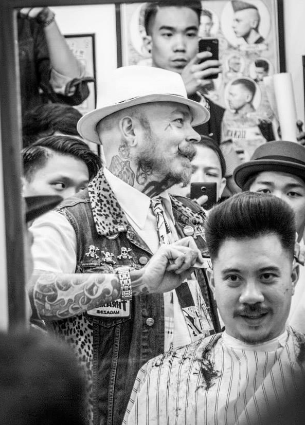 Door Facebook kreeg een Rotterdamse kapper honderdduizenden fans in Bangkok. Schorem Haarsnijder en Barbier is een excentrieke herenkapper aan de Binnenweg in Rotterdam. Al enkele jaren maakt de salon naam met uitbundige vetkuiven en imposante, zorgvuldig geknipte snorren. Een bordje aan de deur maakt duidelijk dat heren en honden welkom zijn, dames echter niet. Stemmige foto's De heren van Schorem zijn bovendien enthousiaste Facebookers, die met stemmige foto's een indruk geven van hun kunnen. De Facebook-pagina van Schorem heeft waanzinnig veel likes (de teller staat op 115.000), waarvan er opvallend veel uit Bangkok komen. En dat blijken geen gekochte likes te zijn, vertelt barbier 'Bertus' aan Marketingfacts. Bertus volgde via Facebook al een tijdje drie jonge Thai die in Bangkok een barbershop waren begonnen. Toen een vriend van de Thaise barbiers in Rotterdam was, gaf Bertus hem wat merchandising van zijn shop mee. Na enthousiaste posts van het Thaise drietal hierover op hun socialemedia-accounts, begon een run op de Facebookpagina van Schorem. "Opeens kwamen er elke dag honderd Thaise volgers bij." Rockabilly-sfeertje Verklaring? "Die kids zijn gewoon ongelooflijk actief op Facebook", maar het rockabilly-sfeertje van Schorem sluit haarfijn aan op de subcultuur in de Thaise hoofdstad. De ploeg van Schorem werd nieuwsgierig naar de fanbase in Bangkok en reisde met een filmploeg van BNN herwaarts. Daar werden ze met open armen ontvangen door Thaise barbers. Bertus: "Helemaal te gek: met oude Amerikaanse wagens, barbers uit alle hoeken van Thailand, bands die speelden…het was bizar. We hebben ook een paar workshops gedaan waarin we lieten zien hoe we knippen in Rotterdam.” Reuzel Pomade De barbershop gaat nu zijn Reuzel Pomade (een soort gel) in Thailand verkopen. Bertus noemt Facebook een "hongerig monster", maar dankzij sociale media heeft Schorem wel in veertig bladen van over de hele wereld gestaan. Lees ook 't Gat in de markt: marktplaats voor kappers