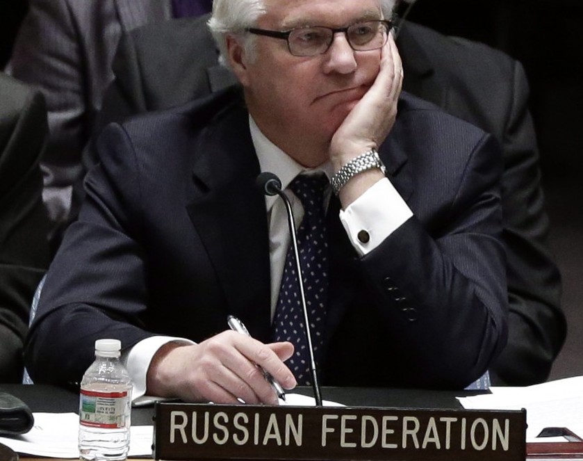 Rusland heeft stevige kritiek gekregen van onder meer de Verenigde Staten en het Verenigd Koninkrijk tijdens het crisisberaad van de VN-Veiligheidsraad zondag in New York. Volgens hen is Russische aanwezigheid in Oost-Oekraïne zo goed als bewezen. Volgens Mark Lyall Grant van het Verenigd Koninkrijk zijn er tussen de 35.000 en 40.000 bewapende Russische militairen nabij de grens met Oekraïne. Dat zou blijken uit satellietfoto's. Joeri Sergejev van Oekraïne liet weten dat de gewapende mannen in het oosten van Oekraïne Russische uniforms dragen, zonder insignes, en wapens gebruiken die ook in het Russische leger worden gebruikt. De Russische vertegenwoordiger Vitali Tsjoerkin verwijt het Westen ervan met twee maten te meten. De inname van overheidsgebouwen in het oosten van Oekraïne is volgens Rusland niet anders dan de inname van overheidsgebouwen in Kiev tijdens de revolutie, hoewel het Westen die acties juist aanmoedigden. Rusland ontkent dat er een grote troepenmacht nabij de grens met Oekraïne is. Interim-president Oleksandr Toertsjinov van Oekraïne liet zondag weten een ,,volwaardige antiterroristische operatie'' in het oosten van Oekraïne op te zetten. Hij gaf de opstandelingen in zijn televisietoespraak tot maandagochtend 06.00 uur de tijd hun wapens neer te leggen. Rusland heeft gedreigd een topoverleg over Oekraïne in Genève te boycotten als de Oekraïense regering militair ingrijpt.