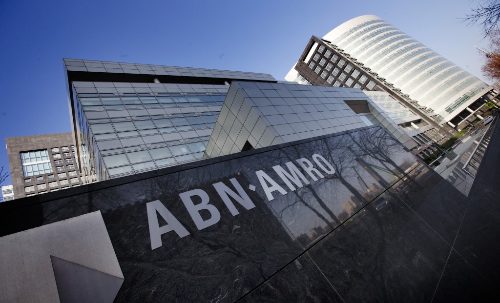 Het overnameverbod voor ABN Amro, dat de Europese Commissie de bank in 2011 oplegde, blijft van kracht. Dat bepaalde het Europese Hof van Justitie in Luxemburg dinsdag. Het verbod was een van de voorwaarden waaronder staatssteun aan de bank werd goedgekeurd. ABN Amro mag geen belang opbouwen van meer dan 5 procent in een andere onderneming. Volgens het EU-hof heeft het verbod als doel om er voor te zorgen dat ABN Amro haar financiële middelen gebruikt om de staatssteun terug te betalen, vóórdat er nieuwe overnames worden gedaan.