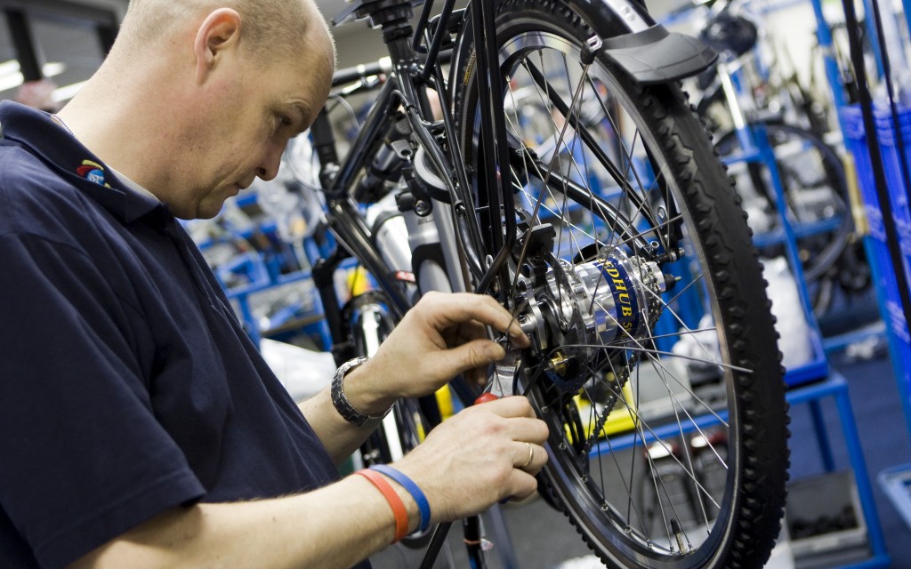 Fietsenfabrikant Accell Group, bekend van merken als Batavus, Sparta en Koga, heeft in het eerste kwartaal een hogere omzet en winst behaald dan een jaar eerder. Dat maakte Accell donderdag bekend in een tussentijds handelsbericht, zonder concrete cijfers te vermelden. "We hebben een positieve start gezien van het jaar 2014'', aldus topman René Takens in een toelichting. Volgens Accell werd geprofiteerd van het goede weer in Europa en de populariteit van elektrische fietsen en fietsen voor sportief gebruik. In bijna alle markten ontwikkelden de verkopen zich gunstig, aldus de onderneming uit Heerenveen. Het bedrijf houdt vast aan zijn verwachting voor een verdere stijging van de winst en omzet in 2014, onvoorziene omstandigheden daargelaten.