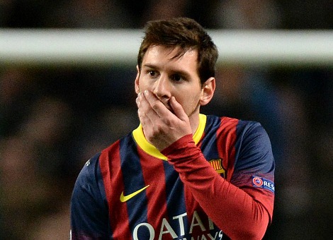 Lionel Messi leek vrijuit te gaan in de slepende zaak met de Spaanse belastingdienst, maar de rechter heeft donderdag toch besloten ook de Argentijnse sterspeler van FC Barcelona voor te laten komen wegens belastingfraude. Als zijn schuld wordt bewezen, kan Messi voor 22 maanden achter de tralies verdwijnen. Messi's vader Jorge, tevens zijn manager, hoorde dinsdag al anderhalf jaar gevangenisstraf tegen zich eisen en een boete van 2 miljoen euro. Hij zou in de periode 2007-2009 voor ruim 4 miljoen euro aan belasting hebben ontdoken. Volgens de aanklacht is er door Messi en zijn adviseurs onder meer gebruik gemaakt van ontoelaatbare constructies met zogenoemde belastingparadijzen. Volgens het Openbaar Ministerie had de voetballer weliswaar zijn handtekening gezet onder de illegale constructies, maar deed hij dat op advies van zijn vader. Messi zelf was zich van geen kwaad bewust. De rechter betwijfelt dat. De 28-jarige Messi geldt als één van de best betaalde sporters ter wereld. Volgens ingewijden verdient hij als speler van Barcelona meer dan 20 miljoen euro per jaar. Dat bedrag wordt nog eens verdubbeld met allerlei inkomsten uit nevenactiviteiten.