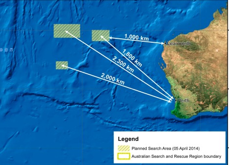 Op een Australisch marineschip in de Indische Oceaan zijn signalen ontvangen die mogelijk afkomstig zijn van de zwarte doos van een vliegtuig. Het schip is onderdeel van de internationale zoektocht naar de op 8 maart spoorloos verdwenen Maleisische Boeing 777. Het toestel had 239 mensen aan boord. De Australische coördinator van de zoektocht, Angus Houston, heeft maandag gezegd dat de signalen zeer bemoedigend zijn. Eerst ontving de speciale apparatuur aan boord van het vaartuig 2 uur en 20 minuten lang een signaal. Nadat het was weggestorven, is het schip omgedraaid en kreeg het nog ongeveer een kwartier deze signalen. In het weekeinde ontving een Chinees schip ook zulke signalen. Maar dat was ongeveer 600 kilometer ten zuidwesten van de plek bij Australië waar de Australiërs de signalen meldden. Een Chinees vliegtuig fotografeerde brokstukken daarnaast in het gebied waar de eerste signalen zijn opgevangen. Het gaat om een aantal witte voorwerpen. Of de wrakstukken afkomstig zijn van de vermiste Boeing is niet zeker. Chinese vliegtuigen vonden eerder ook al objecten op zee, maar die bleken niet afkomstig van het vermiste vliegtuig. Race tegen de klok om zwarte doos te vinden De zoektocht is een race tegen de klok om nog signalen op te kunnen pikken. De zwarte dozen zenden na een crash ongeveer een maand lang een pingsignaal uit; het is nu vier weken geleden dat het toestel met 239 mensen aan boord spoorloos verdween. Verwacht wordt dat de zwarte doos in het verdwenen toestel van Malaysia Airlines tot 7 april signalen kan blijven uitzenden en dat daarna de batterijen leeg zijn. Als het signaal eenmaal is gedoofd kan er alleen nog maar met sonar gezocht worden op de bodem van de oceaan, die nauwelijks in kaart is gebracht.