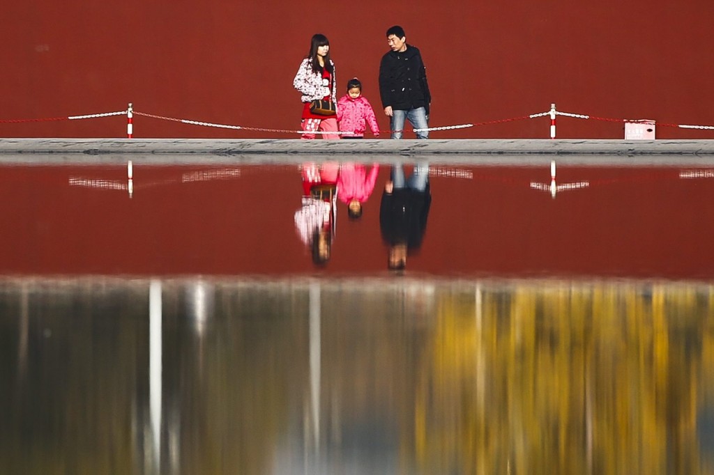 Je kunt de carrière van je jonge spruit niet vroeg genoeg uitstippelen. Zo denken veel Chinese ouders er in ieder geval over. Opleiding, opleiding, opleiding. In China is het geloof dat je door studie hogerop kunt komen diep verankerd in de geschiedenis. Het oude keizerlijke examensysteem voor een plekje in de bureaucratie stond in principe voor iedereen (dat wil zeggen: alle mannen) open, ongeacht hun afkomt. En ook voor de moderne, opkomende Chinese middenklasse, met één of hooguit twee kinderen, is onderwijs nog altijd extreem belangrijk. De behoefte van ouders om de toekomstige loopbaan van hun kind te plannen gaat soms extreem ver, zo signaleert zakenkrant The Wall Street Journal in een reportage.