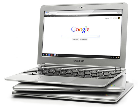 De Chromebook, de goedkope laptop met Google's eigen besturingssysteem, heeft de potentie om de markt voor laptops op zijn kop te zetten. Dat concludeert marktonderzoekbureau ABI Research. Volgens het bureau werd de Chromebook vorig jaar 2,1 miljoen keer verkocht. Dat aantal zou in 2019 kunnen oplopen naar 19 miljoen, een jaarlijkse groei van 28 procent. De hele pc-markt krimpt momenteel. En die voor draagbare pc's daalde vorig jaar zelfs met ruim 7 procent. Maar de Chromebook is dus een witte raaf. Het apparaat gaat gemiddeld voor zo'n 338 dollar over de toonbank, extreem weinig voor een draagbare pc. Acer, Samsung en HP bijvoorbeeld verkopen allemaal Chromebooks. De apparaten draaien op het Chrome-besturingssysteem, starten extreem snel op en zijn helemaal ingericht op het werken in de cloud via de apps van Google. XP-gebruikers lokken De VS is goed voor 89 procent van de verkopen, maar nu het apparaat in steeds meer landen te koop komt, verwacht ABI stevige groei. Het onderzoeksbureau ziet dat clouddiensten steeds belangrijker worden en dus ook het belang van een laptop met goede verbindingen met het internet. Nu Windows XP niet langer ondersteund wordt, moet een groep XP-gebruikers een nieuwe keuze voor een apparaat maken. Een Chromebook zou daarbij hoge ogen kunnen gooien. Dinsdag werd bekend dat HP dit jaar waarschijnlijk goed begonnen is. Het eerste kwartaal zou het bedrijf zo'n 7 miljoen draagbare pc's hebben verkocht, net iets meer dan Lenovo. Beide merken verkopen ook Chromebooks.