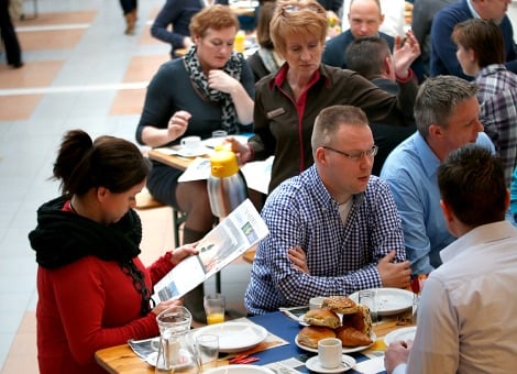 Een wetenschappelijke studie naar communicatie tussen echtelieden kan ook relevant zijn voor de werkvloer. De conclusie: als je iets belangrijks te bespreken hebt, doe dat dan niet op een lege maag. Mannen en vrouwen zijn het meest ongelukkig met hun partner als hun bloedglucosespiegel laag is, vooral 's nachts. Glucose, suiker dus, wordt door de hersenen gebruikt als middel om de zelfbeheersing te regelen. Zonder dit middel hebben mensen meer moeite om emoties als woede en agressie onder controle te houden, volgens onderzoekers van de Universiteit van Ohio. "Zelfbeheersing wordt mede bepaald door de brandstof die we in onze hersenen stoppen", legt onderzoeksleider Brad Bushman uit. "En daarmee is het een van de weinige lichamelijke aspecten die we onder controle hebben." Voodoo-poppetjes Bij het onderzoek waren 107 echtparen betrokken. Ze moesten iedere dag voor het ontbijt en voor het slapen gaan hun bloedglucosespiegel meten. Ze kregen ook voodoo-poppetjes mee, die hun partner symboliseerden, en 51 naalden. De proefpersonen konden meer naalden in de poppetjes steken naarmate ze bozer waren op hun partner. De proefpersonen die 's nachts de laagste glucosewaarden in hun bloed hadden, staken de meeste naalden in hun poppetje. Voor mensen met hoge glucosewaarden was dat omgekeerd. Ook in een ander experiment bleken proefpersonen met lage glucosewaarden agressiever tegen hun partners. Het maakte niet uit of de proefpersonen een goede relatie hadden of niet. Gezond eten = goede dynamiek "Als koppels iets moeilijks te bespreken hebben, kunnen ze dat het beste doen tijdens het eten, of nog beter, vlak daarna", zegt Bushman. "In ieder geval niet op een lege maag." Volgens universitair docent Timothy Graham kan regelmatig en gezond eten de dynamiek van een relatie verbeteren. Misschien ook een hint om regelmatig een gezonde lunch te hebben met je werknemers.