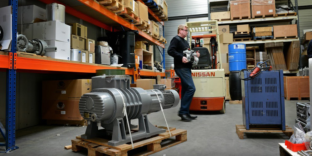 Eurovacuum groeit al jaren in rap tempo. Maar de digitale infrastructuur van dit handelsbedrijf kon het groeitempo niet bijbenen. Klanten moesten steeds langer wachten op hun vacuümpompen. Terwijl de magazijnmedewerkers van Eurovacuum koortsachtig de voorraden bijhielden. Handmatig. Door de overstap naar cloudsoftware van Exact Online Handel kan het bedrijf weer razendsnel leveren. Martin Smit en Jan Goes beginnen in 2007 met Eurovacuum, waarmee ze vacuümpompen importeren en exporteren. Een specialistische markt waarin het bedrijf snel marktaandeel weet te winnen. Hun kracht: ze importeren pompen uit Azië, testen deze, verbeteren ze waar nodig samen met de fabrikanten en zetten ze af bij hun klanten. Eerst alleen op de Europese markt, later ook in Latijns-Amerika en Zuid-Afrika. Ze houden de vacuümpompen zelf op voorraad, zodat ze snel kunnen leveren. Voorraad handmatig checken Terwijl in 2008 de crisis wereldwijd in volle hevigheid losbarst, krijgen Smit en Goes direct de wind in de zeilen met hun handelsbedrijf. "Ons dealernetwerk groeide, net als het aantal orders en leveringen. We investeerden wel in een voorraadprogramma, maar niet in een boekhoudprogramma. Als je begint met ondernemen, komt er veel op je af. Wij wilden de focus houden op onze specialiteit: de pompen", zegt Smit. Halverwege 2010 lopen Smit en Goes tegen een aantal problemen aan. "Omdat ons voorraadprogramma niet was gekoppeld aan de orders en facturering, moesten we elke order handmatig controleren. We wisten niet eens meer of de voorraad in het systeem wel accuraat was en of we dus wel snel konden leveren." Overstap naar de cloud Om groei en complexiteit van de uitdijende onderneming bij te kunnen houden, gaat het duo op zoek naar een efficiënte oplossing. "We hadden al, op aanraden van onze accountant, een abonnement genomen op Exact Online, zodat we in de cloud konden werken. Sindsdien kan onze accountant altijd online onze cijfers inzien", zegt Smit. "En hoeven wij niet de hele tijd in de weer met bonnen en bestanden", gaat hij verder. "Bovendien bespaarden we met Exact Online flink op onze software-investeringen, omdat we per maand betalen." Pionieren Maar de directie van Eurovacuum wil meer: een uitgebreid pakket met voorraadbeheer, facturering en een bankkoppeling. "En dat wilden we koppelen aan onze online boekhouding." Ze belden Exact Online om te vragen of zo’n koppeling mogelijk was. Smit: "Zij hadden net een pilot lopen voor een geïntegreerd systeem. Wij kregen de gelegenheid mee te doen. Zo konden we met de nieuwe software van Exact Online Handel pionieren om het hele pakket te optimaliseren voor eigen gebruik." Compleet overzicht En dat is heel goed gelukt, zegt hij: "We hebben nu dankzij Exact met één druk op de knop overal ter wereld een compleet overzicht van onze voorraad, orders, offertes en de financiële stand van zaken. Wel zo handig nu we wereldwijd leveren." Kortom, met goede online bedrijfssoftware houd je de vinger aan de pols van je handelsbedrijf. Meer weten over hoe je je processen kunt verbeteren met online cloudsoftware? Download de whitepaper van Exact.