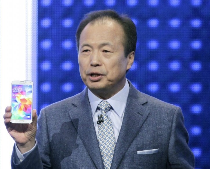 De Zuid-Koreaanse elektronicagigant Samsung rekent ook voor het eerste kwartaal van dit jaar op een lagere winst.De verkoopprijzen van smartphones staan onder druk Het Zuid-Koreaanse technologieconglomeraat heeft last van een afzwakkende vraag naar zijn Galaxy-producten, waardoor de verkoopprijzen onder druk staan. Dat bleek dinsdag uit de cijferpresentatie van de grootste maker van smartphones ter wereld. De operationele winst komt volgens voorlopige cijfers in de eerste drie maanden van 2014 uit op 8,4 biljoen won, omgerekend ruim 5,8 miljard euro..Dit is een daling van 4,3 procent vergeleken met dezelfde periode een jaar eerder. De winst was wel min of meer in lijn met de verwachtingen van analisten. Door Thomson-Reuters gepeilde marktvorsers rekenden gemiddeld op een winst van 8,5 billjoen won. De omzet bedroeg in de periode januari tot en met maart volgens Samsung ongeveer 53 biljoen won, beneden de verwachtingen van analisten.