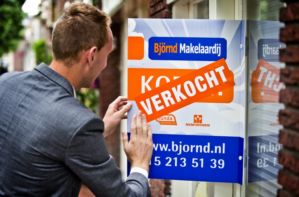 De huizenprijzen in Nederland stijgen dit jaar naar verwachting licht met 1 procent en volgend jaar met 2 procent. Na vijf jaar daling van de huizenprijzen, lijkt de markt zich nu weer te stabiliseren. Dat schrijft de internationale kredietbeoordelaar Standard & Poor's (S&P) in een woensdag gepubliceerd kwartaalrapport over de Europese woningmarkt. Het vertrouwen in de markt is langzaamaan weer teruggekomen nu de economische situatie in het land verbetert. Wat ook meespeelt bij het herstel van de huizenprijzen is dat er momenteel minder nieuwe huizen bijgebouwd worden en dat de Nederlandse huurmarkt "onderontwikkeld" is. Verder signaleert S&P meer stabiliteit van het fiscale hervormingsbeleid. Beperkte economische groei Krachtig herstel wordt komende tijd nog wel in de weg gestaan door de beperkte economische groei, de nog altijd toenemende werkloosheid en de relatief hoge schulden van Nederlandse huishoudens. Daarnaast blijven banken voorzichtig met het verstrekken van nieuwe hypotheken, aldus de kredietbeoordelaar. De Nederlandse Vereniging van Makelaars (NVM) signaleerde eerder deze maand al dat de huizenprijzen weer aan het stijgen zijn. Volgens de makelaarsorganisatie lag de gemiddelde prijs waarvoor woningen werden verkocht in het eerste kwartaal 1,2 procent hoger dan een jaar eerder. De NVM rekent voor heel 2014 op een stijging van de huizenprijzen van 2 tot 5 procent. Lees ook Thijs Peters: veel keus op huizenmarkt, als je van schrootjes houdt