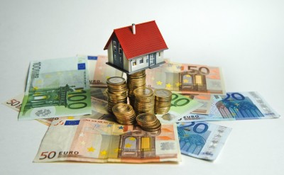 Het aantal hypotheekaanvragen is in het eerste kwartaal van 2014 toegenomen met 50 procent ten opzichte van het eerste kwartaal vorig jaar. Dat concludeert het Hypotheken Data Netwerk (HDN). Het bedrijf verwerkte in het eerste kwartaal 41.500 hypotheekaanvragen, 50 procent meer dan vorig jaar in dezelfde periode. HDN levert software aan hypotheekverstrekkers en bedient naar eigen zeggen ongeveer 70 procent van de markt. Ook binnen het kwartaal is duidelijk een opgaande lijn te zien. In januari registreerde het bedrijf 12.000 aanvragen, in februari 14.000 en in maart 15.500. Aanwijzing voor herstel? Dat er meer en meer hypotheken worden aangevraagd is een aanwijzing dat de huizenmarkt in het eerste kwartaal verder aantrekt. Overigens zegt het aantal aanvragen nog weinig over het daadwerkelijk aantal afgesloten hypotheken of verkochte woningen. Aanvragen kunnen immers ook nog worden afgewezen. Het duidt in elk geval wel op het feit dat er zich meer mensen op de huizenmarkt begeven. Lees ook Wel huis kopen, maar niet de grond: goed idee? Huizenprijzen al 8 maanden stabiel, over drie maanden eerste plusje?