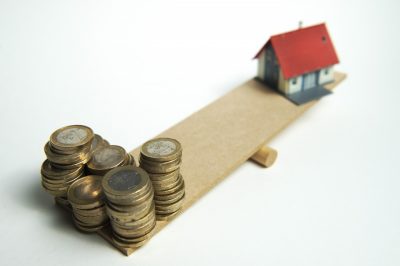 inflatie hypotheek De inflatie in Nederland blijft onder de 1 procent. In juli kwam de inflatie uit op 0,9 procent, gelijk aan het niveau van juni. De lage inflatie is vervelend voor mensen het hoge schulden, spaarders krijgen iets meer lucht. Klagen over prijsstijgingen wordt steeds lastiger in Nederland. Al drie maanden op rij komt de inflatie uit onder de 1 procent, maakte het Centraal Bureau voor de Statistiek (CBS) donderdag bekend. In februari bedroeg de gemiddelde prijsstijging nog 1,1 procent en in januari 1,4 procent. Het CBS schrijft het grootste deel van de prijsstijging in juli toe aan de toename van huurprijzen die gemiddeld 4,3 procent bedroeg. Deze huurstijging leidde echter niet tot een hogere inflatie omdat de stijging een jaar geleden nog iets groter was. In juli vorig jaar stegen de huren met 4,7 procent, de grootste huurstijging sinds juli 1994. Kleding had een verlagend effect op het gemiddelde prijspeil. In juli dit jaar was kleding sterker afgeprijsd dan in de zomeruitverkoop van juli 2013, terwijl vorige maand kleding juist minder sterk afgeprijsd was dan een jaar eerder. Ook autobrandstoffen drukten de inflatie. Inflatie: hypotheekschuld en spaargeld Lage inflatie werkt als een mes dat een twee kanten snijdt. Voor huishoudens met hoge schulden is een lage inflatie meestal niet fijn. Want als het gemiddelde prijspeil maar weinig stijgt, blijven oude schulden relatief zwaar wegen. Inflatie heeft ook invloed op de loongroei en zorgt er indirect voor dat de feitelijke druk van rentelasten afneemt. Stijgen lonen als gevolg van een lage inflatie echter minder of niet, dan blijven ook bijvoorbeeld hypotheeklasten relatief zwaar drukken op het inkomen. Voor spaarders daarentegen is inflatie een vijand, omdat de koopkracht van spaargeld wordt aangetast door prijsstijgingen. Bij een lagere inflatie dalen spaarrentes weliswaar ook , maar de afgelopen maanden is het makkelijker geworden om met een variabele spaarrente de inflatie bij te benen. Het verschil tussen het maandelijkse inflatiepercentage en de hoogste variabele spaarrente ligt al drie maanden rond de procentpunt.