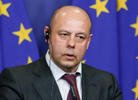 Oekraïne dreigt met een internationale arbitrage als Rusland de prijs van gas niet verlaagt. Dat zei de minister van Energie Joeri Prodan zaterdag. Volgens hem zijn er nog steeds gesprekken tussen de twee landen gaande over de tarieven. Rusland heeft de prijs van het gas bijna verdubbeld omdat de korting voor Kiev is geschrapt na de val van de pro-Russische president Viktor Janoekovitsj en het aantreden van een pro-westerse regering. Oekraïne liet weten dat het geen gas zal aftappen dat bedoeld is voor consumenten in West-Europese landen, mocht Moskou de kraan naar Oekraïne helemaal dichtdraaien. Rusland heeft Oekraïne er eerder van beschuldigd dat wel te hebben gedaan. Interimpremier Arseni Jatsenjoek zei zaterdag dat Oekraïne niet bereid is de Russische prijs van bijna 500 dollar per duizend kubieke meter gas te betalen. Hij pleit ervoor dat Oekraïne het gas voor 268 dollar krijgt, zoals aan het begin van dit jaar. In 2010 spraken Oekraïne en Rusland in Charkov af dat het Oekraïne 100 dollar korting kreeg op gas, in ruil voor een contractverlenging voor de Zwarte Zeevloot op de Krim. Maandag zegde Rusland de overeenkomst op, omdat de Krim Russisch grondgebied is geworden. Aleksei Miller van Gazprom zei zaterdag dat de Charkov-overeenkomsten de Russische staat in totaal ruim 11 miljard dollar hebben gekost, aldus Russische media.