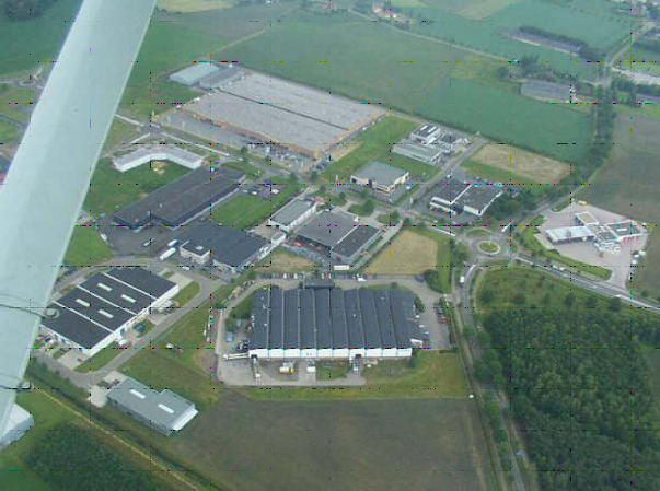 Een korte tussenstop met zijn pleziervliegtuigje op Kempen Airport in Budel heeft een 54-jarige Belg zondag 1000 euro gekost. De Belg had nog een Nederlandse verkeersboete openstaan en bleef daarom van de Nederlandse snelweg. Hij had niet verwacht dat hij op een vliegveld tegen de lamp kon lopen, meldde de marechaussee zondag. Na het betalen van de boete kon de man weer terug naar België vliegen.